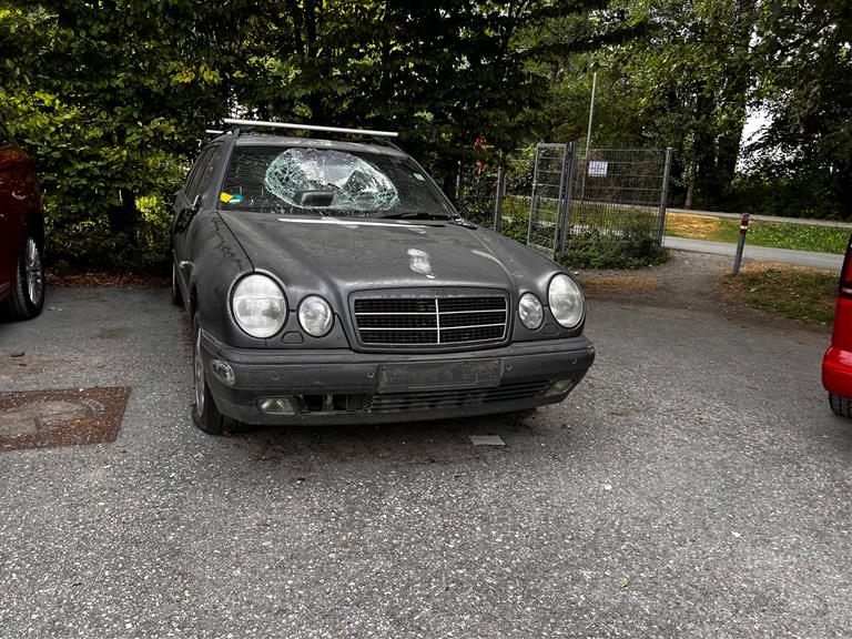 In Bregenz auf dem Parkplatz West wurden zwei beschädigte PKW entdeckt. In Bregenz auf dem Parkplatz West wurden zwei beschädigte PKW entdeckt.