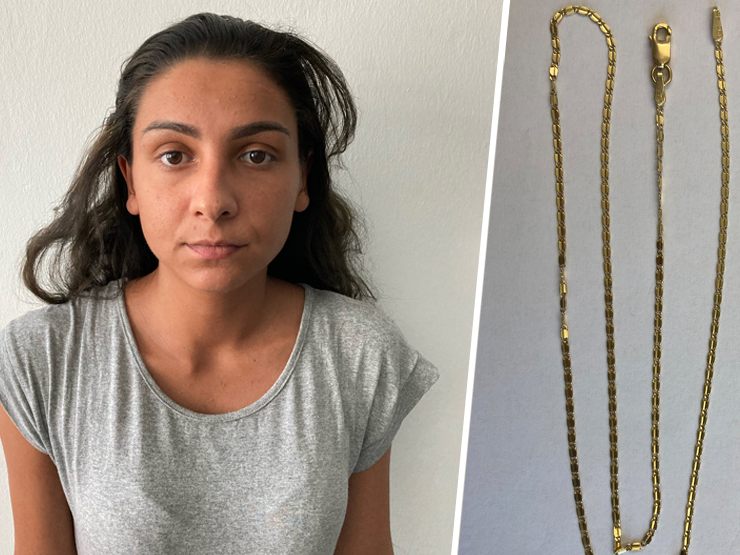 Die Frau trug wertvollen Schmuck bei sich, den sie angeblich geschenkt bekommen hatte. Die Frau trug wertvollen Schmuck bei sich, den sie angeblich geschenkt bekommen hatte.