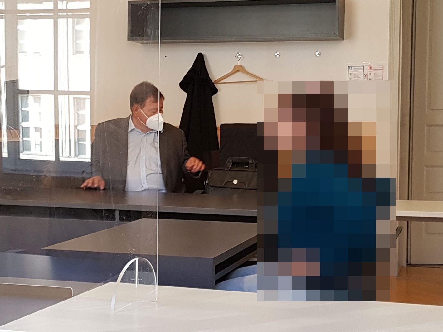 Teenager übernimmt Verantwortung und leistet Sozialstunden. Teenager übernimmt Verantwortung und leistet Sozialstunden.
