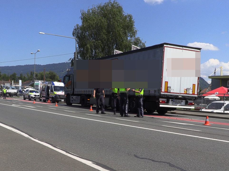 Bei einem Unfall in Hard wurde mindestens eine Person schwer verletzt.