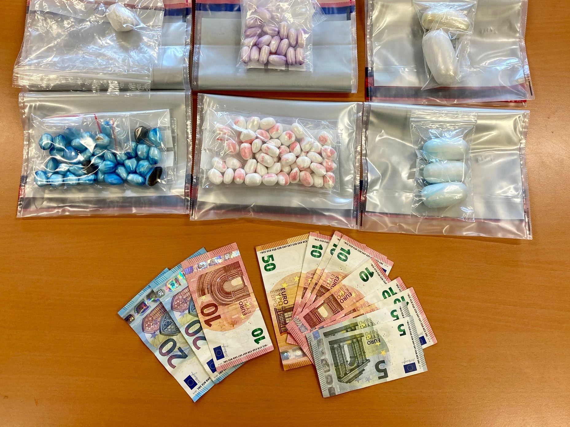 In Wien-Brigittenau wurde ein Mann von der Polizei beim Drogendealen beobachtet. In Wien-Brigittenau wurde ein Mann von der Polizei beim Drogendealen beobachtet.