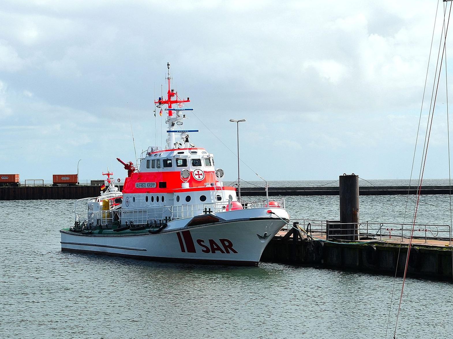 Ein Staat, in dessen Hafen sich ein Rettungschiff befindet, darf dieses laut EuGH kontrollieren. Ein Staat, in dessen Hafen sich ein Rettungschiff befindet, darf dieses laut EuGH kontrollieren.