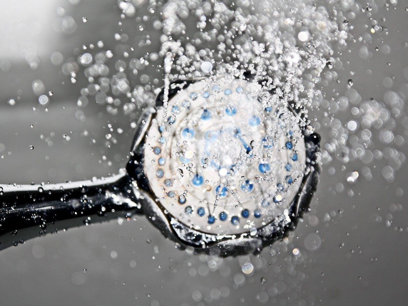 Duschen spart grundsätzlich mehr Wasser als Baden. Duschen spart grundsätzlich mehr Wasser als Baden.