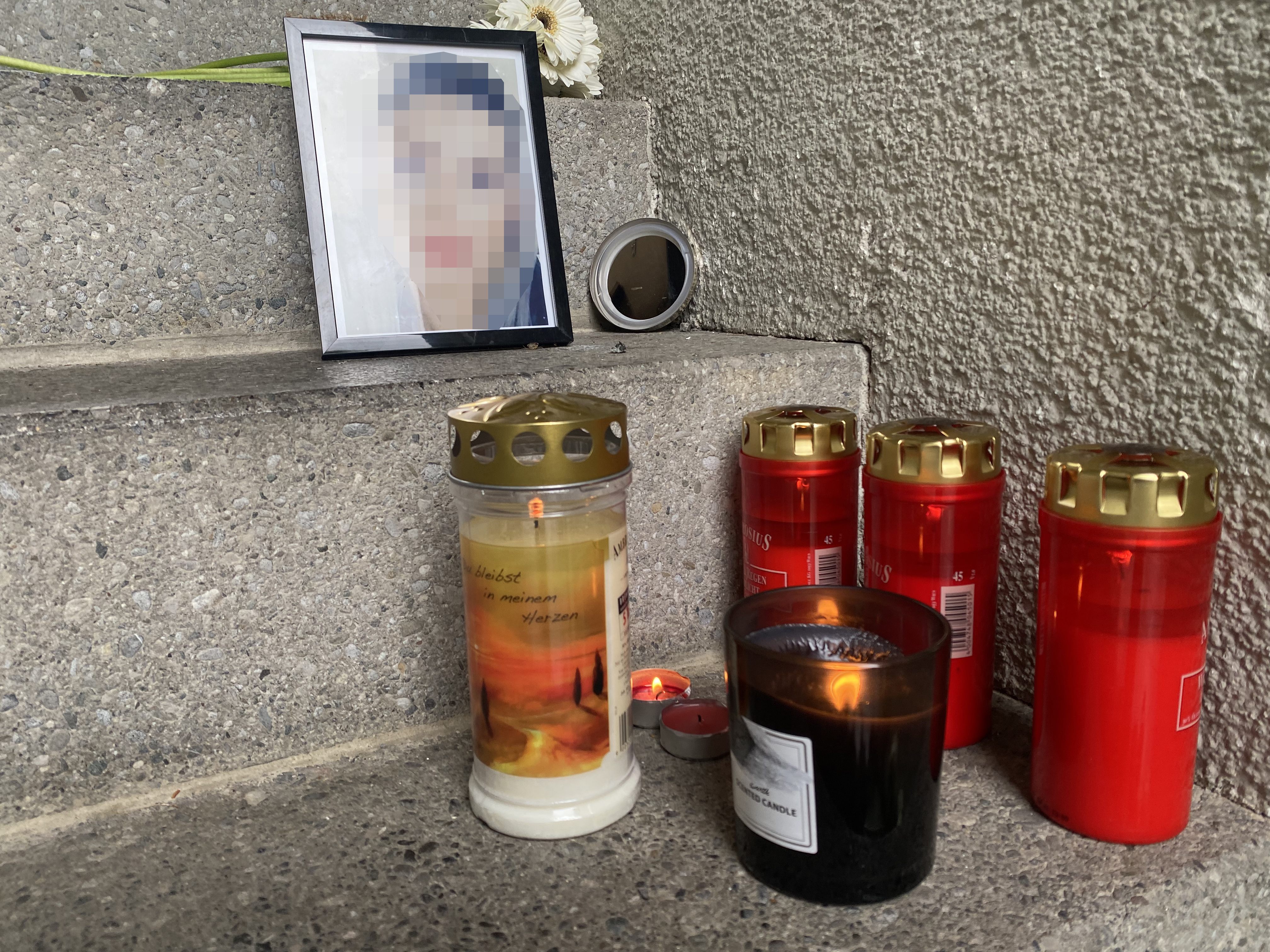 Nachbarn und Angehörige haben Blumen und Kerzen am Tatort vor dem Bludenzer Haus des Opfers hinterlassen. Nachbarn und Angehörige haben Blumen und Kerzen am Tatort vor dem Bludenzer Haus des Opfers hinterlassen.
