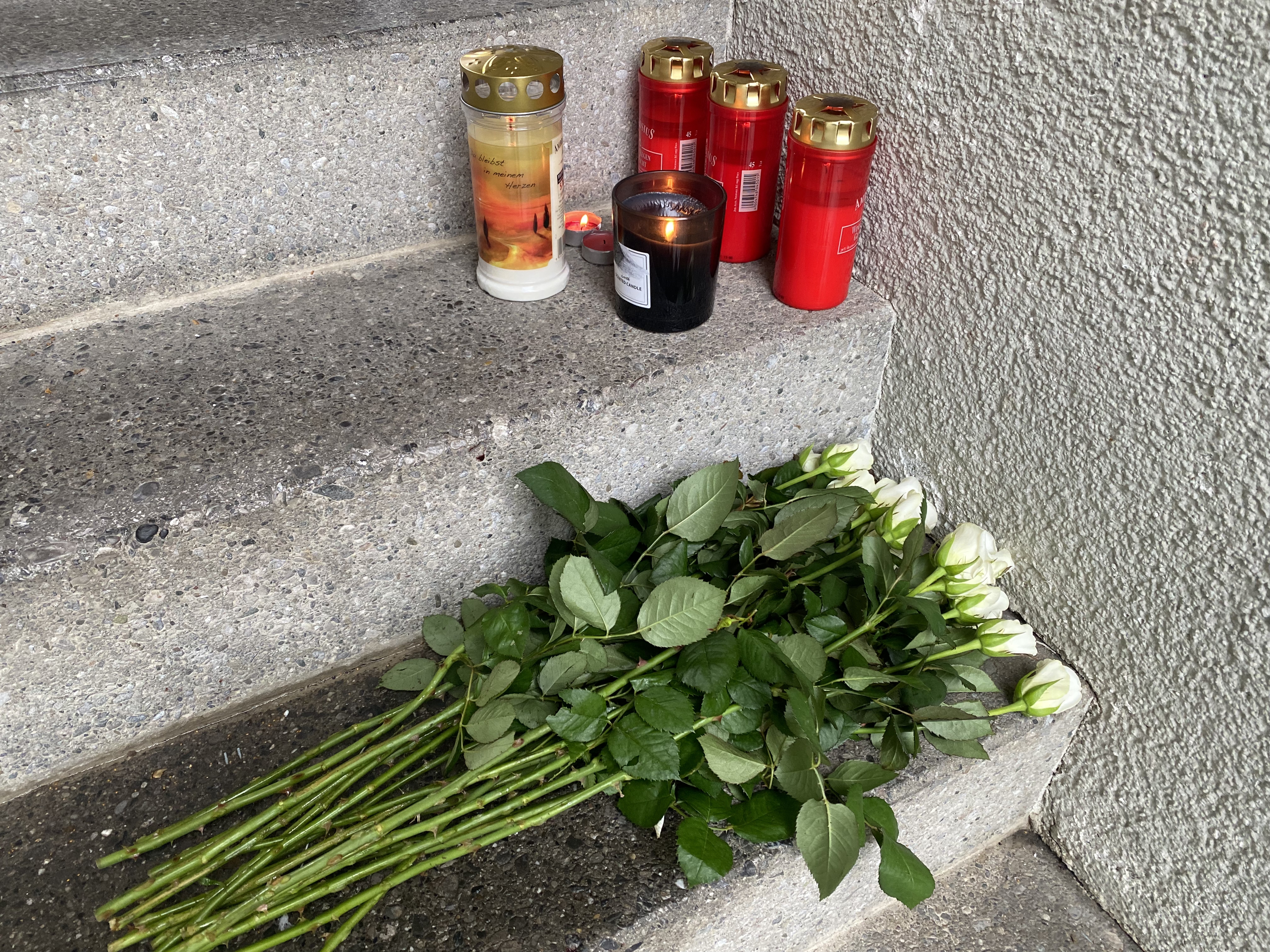 Die 32-Jährige war vor ihrem Haus von ihrem Ehemann mit einem Messer tödlich verletzt worden. Die 32-Jährige war vor ihrem Haus von ihrem Ehemann mit einem Messer tödlich verletzt worden.