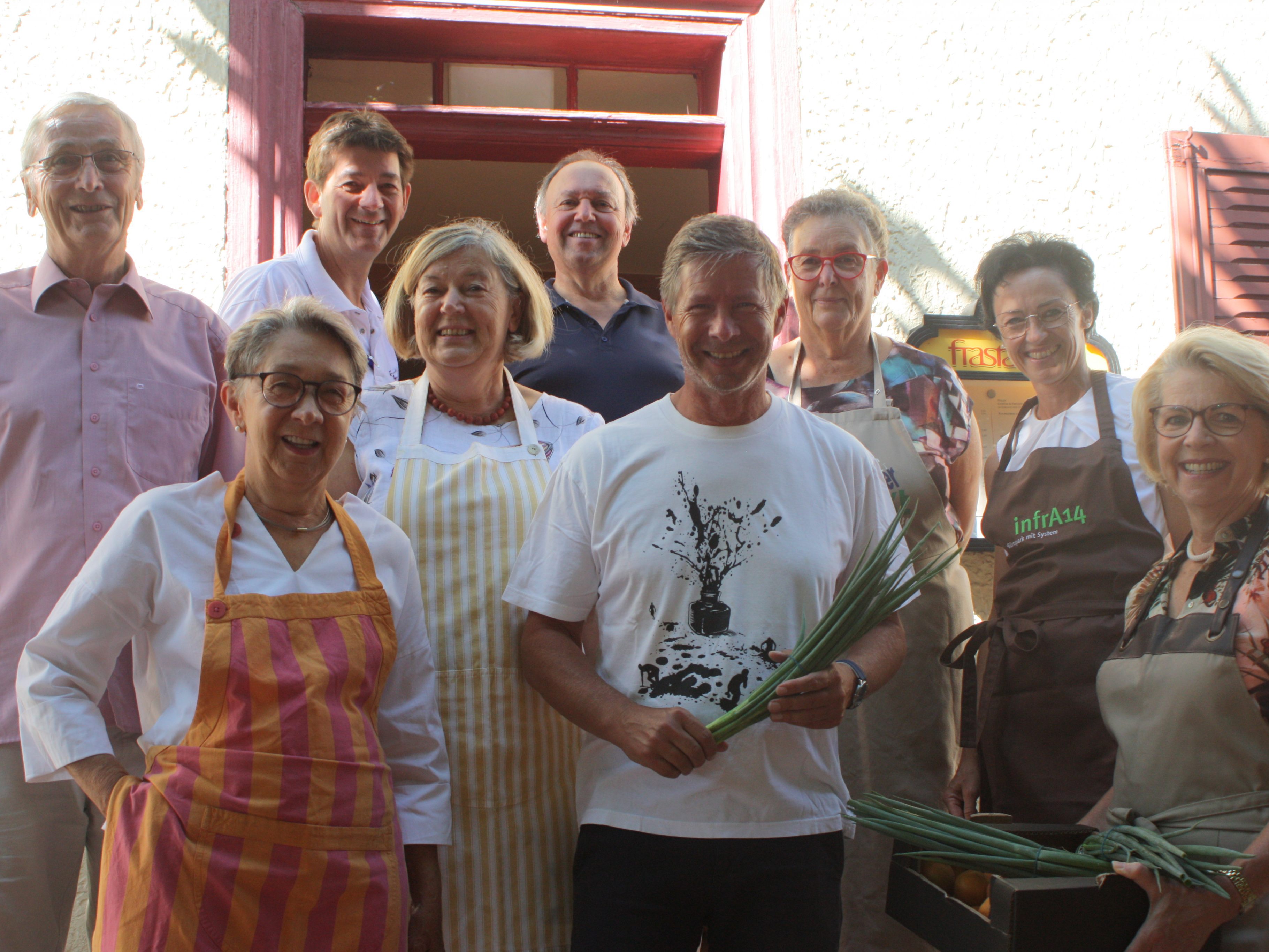 Zusammen mit Rankweiler Hof Chefkoch Roland Vith haben zehn Mitglieder vom Obst und Gartenbauverein Rankweil ein Spitzenmenü hergestellt. Zusammen mit Rankweiler Hof Chefkoch Roland Vith haben zehn Mitglieder vom Obst und Gartenbauverein Rankweil ein Spitzenmenü hergestellt.