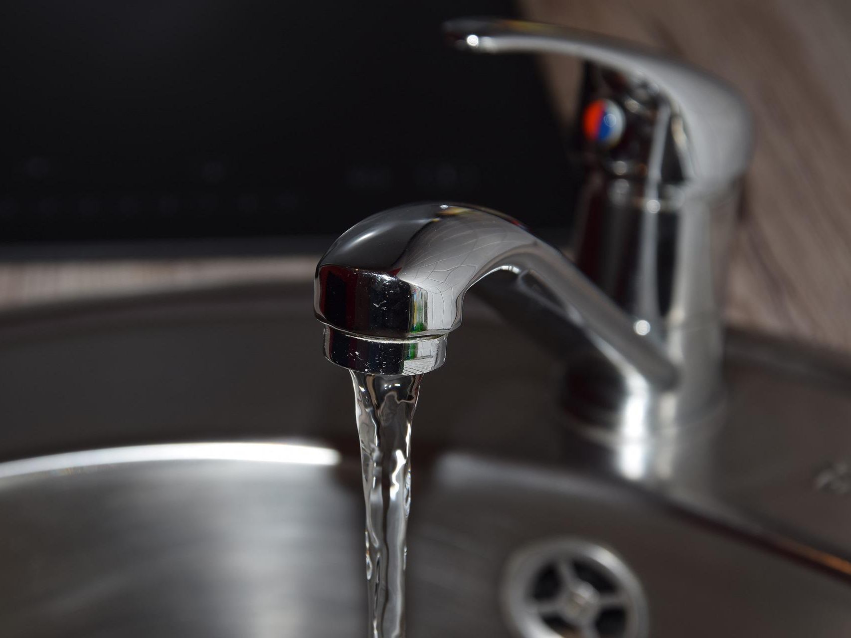 Wird das Wasser länger nicht aufgedreht, können sich in den Leitungen gefährliche Bakterien ansammeln.
