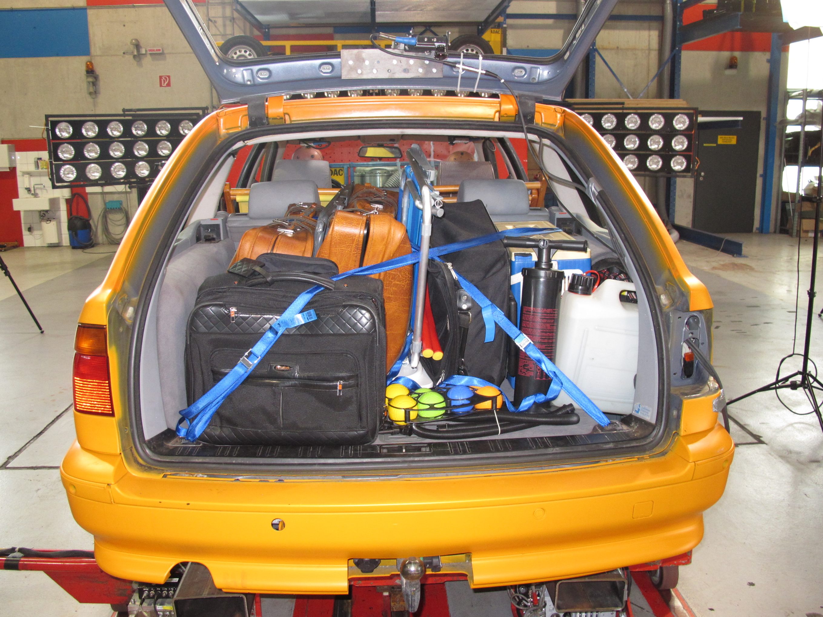 So sichern Sie ihr Urlaubsgepäck im Auto richtig.