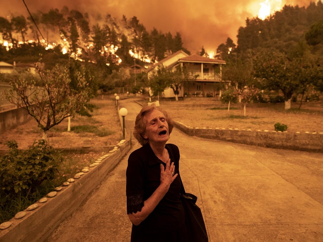 World Press Photos 2022: Der Fotograf Tsakalidis hat die Wildfeuer auf Griechenlands Evia Island in einem dramatischen Foto festgehalten. Er belegte damit zwar nicht Platz eins, aber das Bild gehört zu den besten Pressebildern 2022. World Press Photos 2022: Der Fotograf Tsakalidis hat die Wildfeuer auf Griechenlands Evia Island in einem dramatischen Foto festgehalten. Er belegte damit zwar nicht Platz eins, aber das Bild gehört zu den besten Pressebildern 2022.