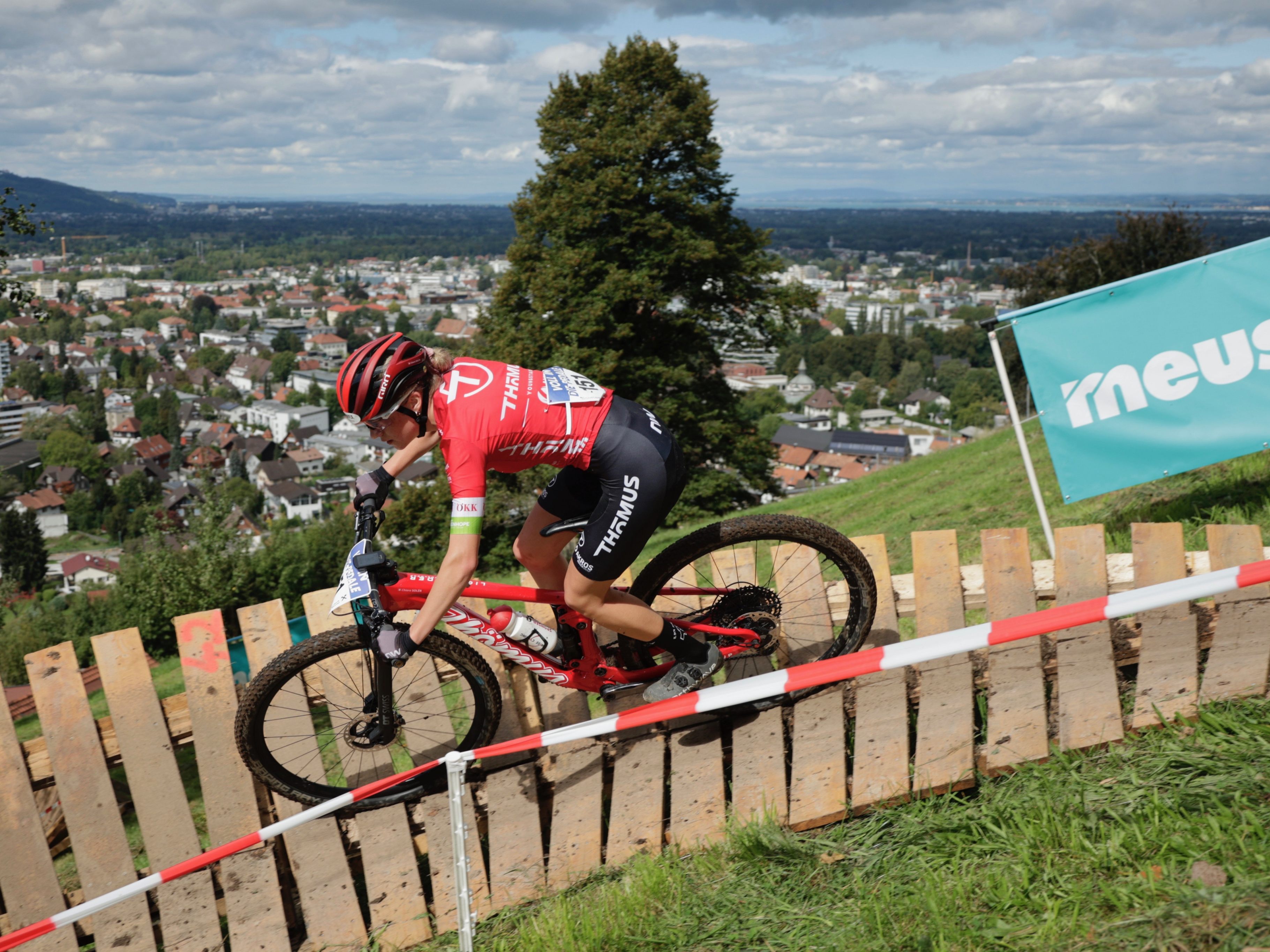 Spektakuläre Streckenabschnitte und spannende Duelle unter den Mountainbikern sorgten beim Zanzenbergrennen wieder für hervorragende Stimmung. Spektakuläre Streckenabschnitte und spannende Duelle unter den Mountainbikern sorgten beim Zanzenbergrennen wieder für hervorragende Stimmung.
