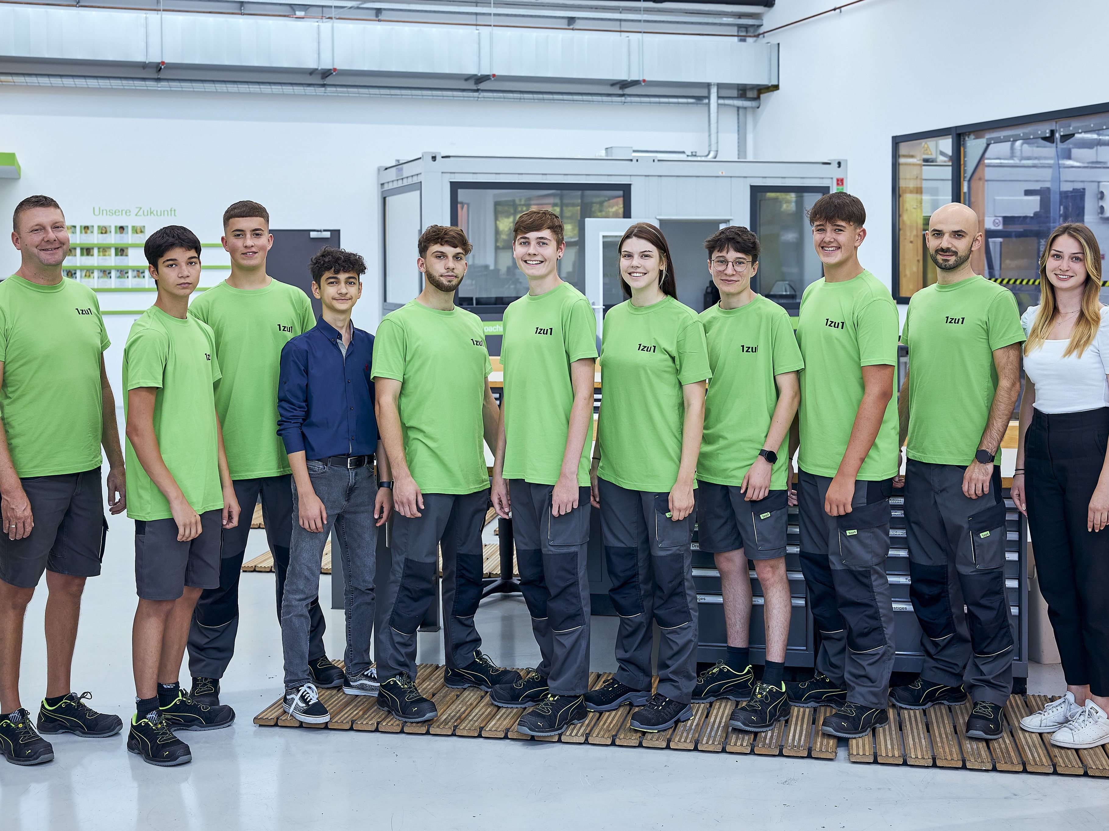 Die neuen Lehrlinge des Dornbirner High-Tech-Unternehmens 1zu1, flankiert von ihren Ausbilder:innen (von links): Daniel Schäffler, Kadir Hulku, Din Candic, Serhat Savci, Jonas Hummer, Nino Gmeiner, Luise Bichlmair, Ben Becker, Jonas Breuder, Tufan Tezcan und Francesca Fitz. Die neuen Lehrlinge des Dornbirner High-Tech-Unternehmens 1zu1, flankiert von ihren Ausbilder:innen (von links): Daniel Schäffler, Kadir Hulku, Din Candic, Serhat Savci, Jonas Hummer, Nino Gmeiner, Luise Bichlmair, Ben Becker, Jonas Breuder, Tufan Tezcan und Francesca Fitz.
