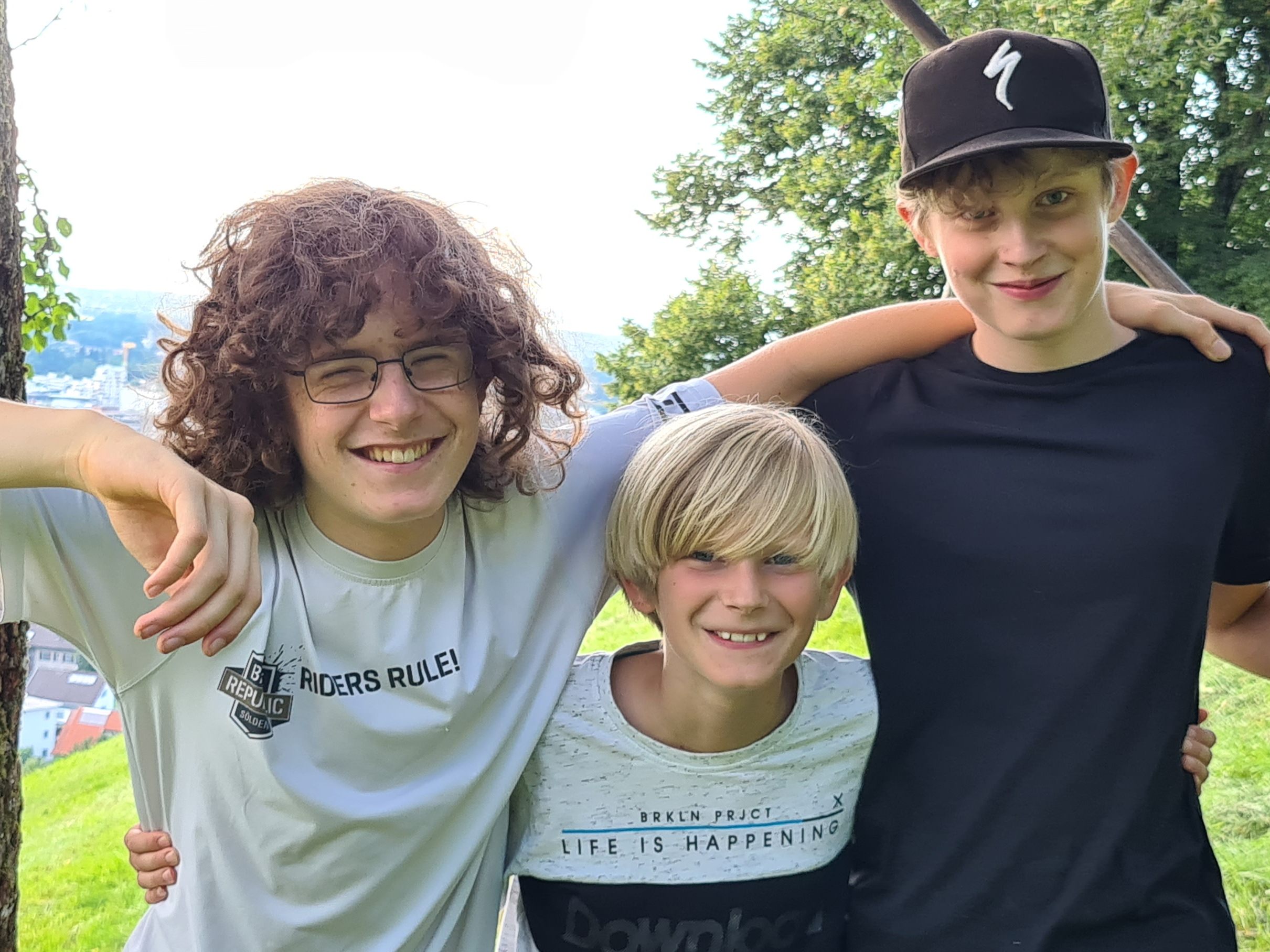 Die Jugend des RV Dornbirn hilft tatkräftig bei den Vorbereitungen für das Zanzenberg MTB-Rennen mit.