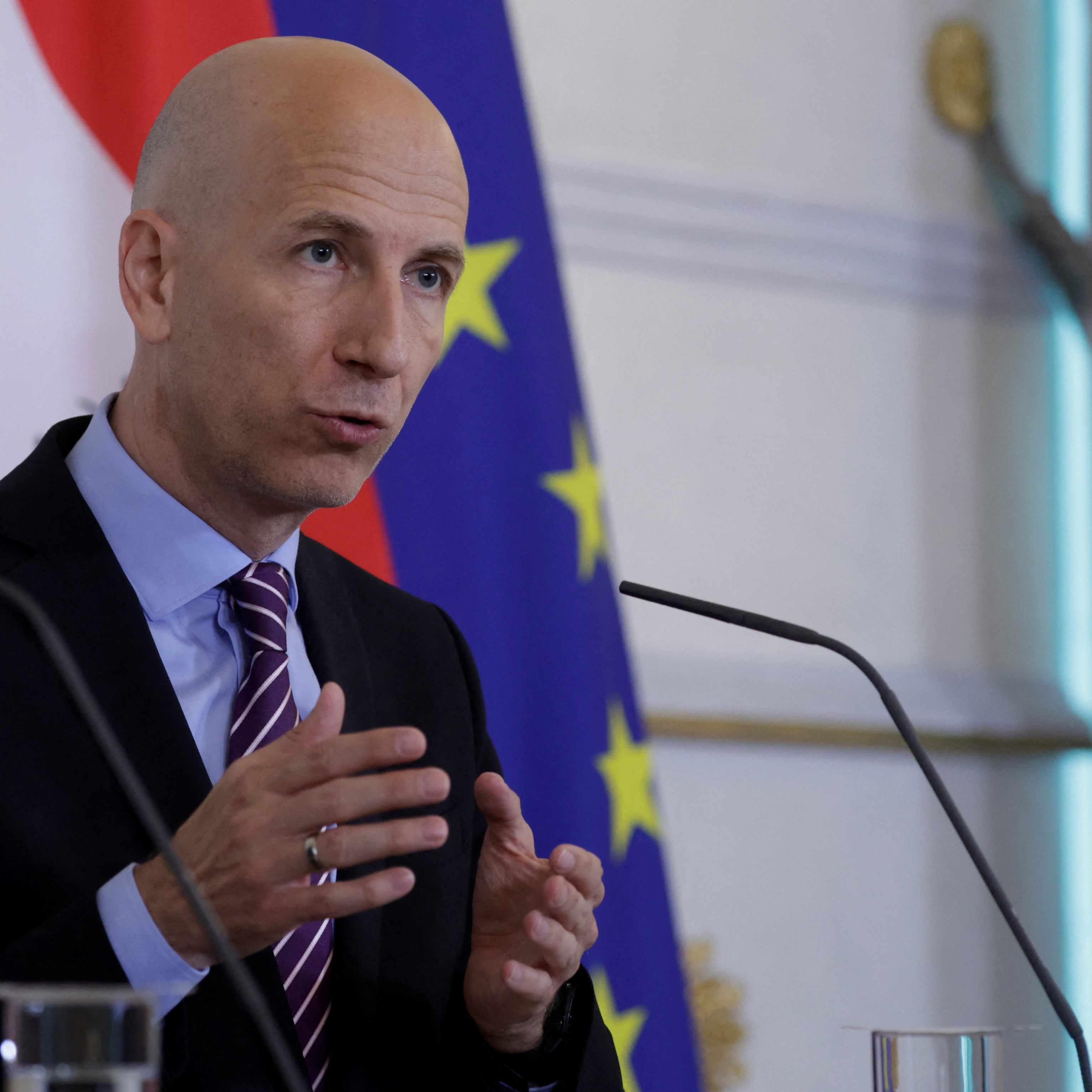 Arbeitsmarkt und Wirtschaft noch gut - Kocher erwartet Eintrübung.