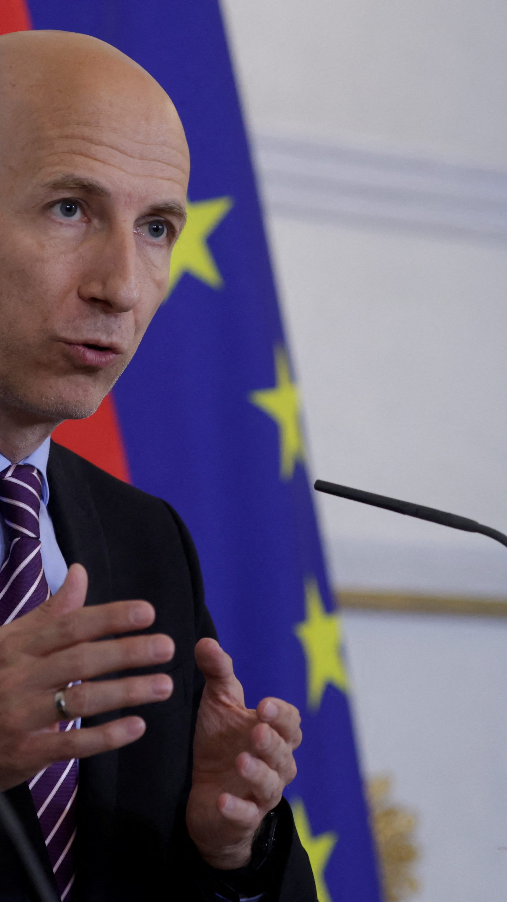 Arbeitsmarkt und Wirtschaft noch gut - Kocher erwartet Eintrübung.