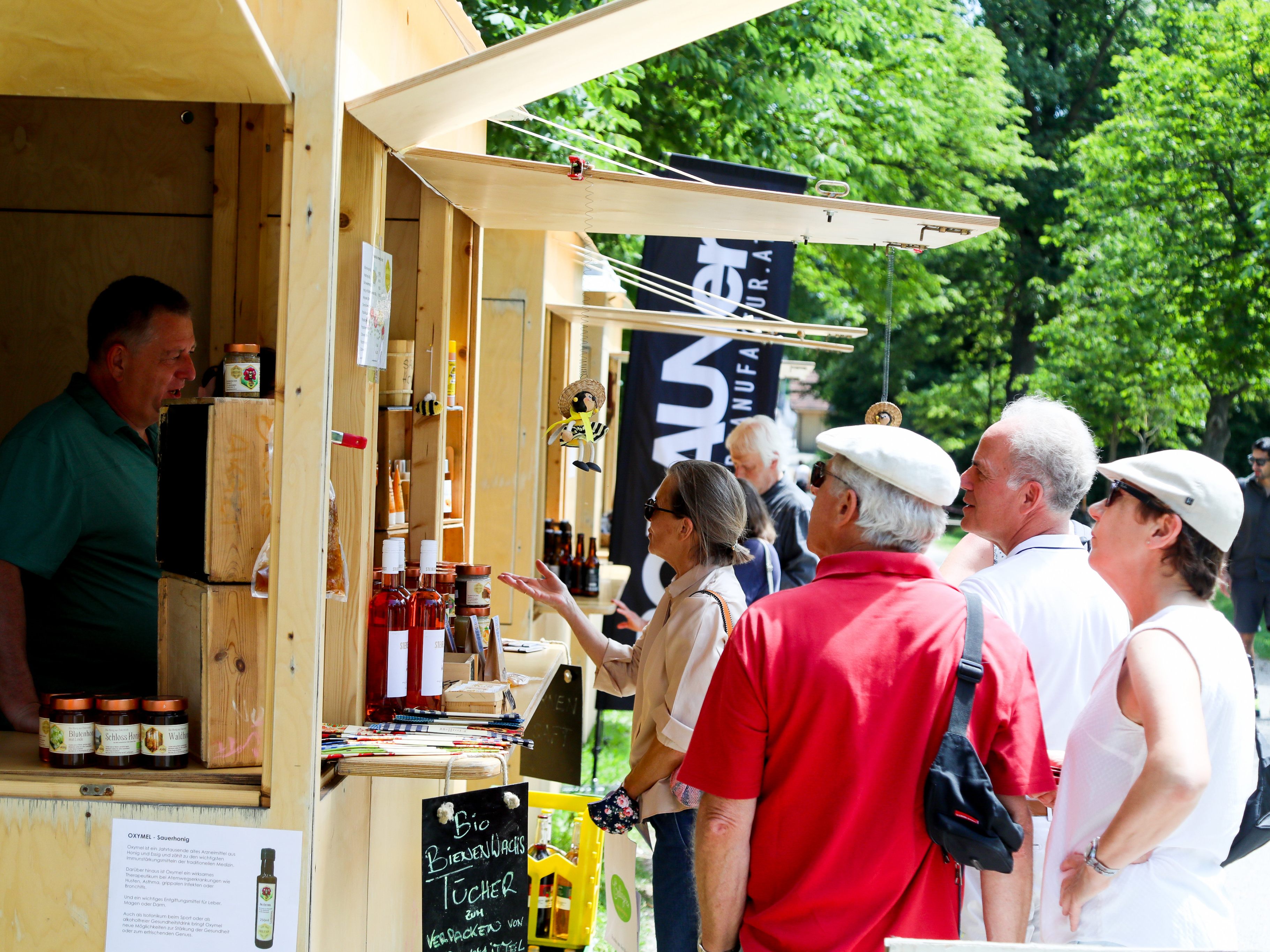 Der Monatsmarkt im Lainzer Tiergarten bietet frische und regionale Produkte. Der Monatsmarkt im Lainzer Tiergarten bietet frische und regionale Produkte.