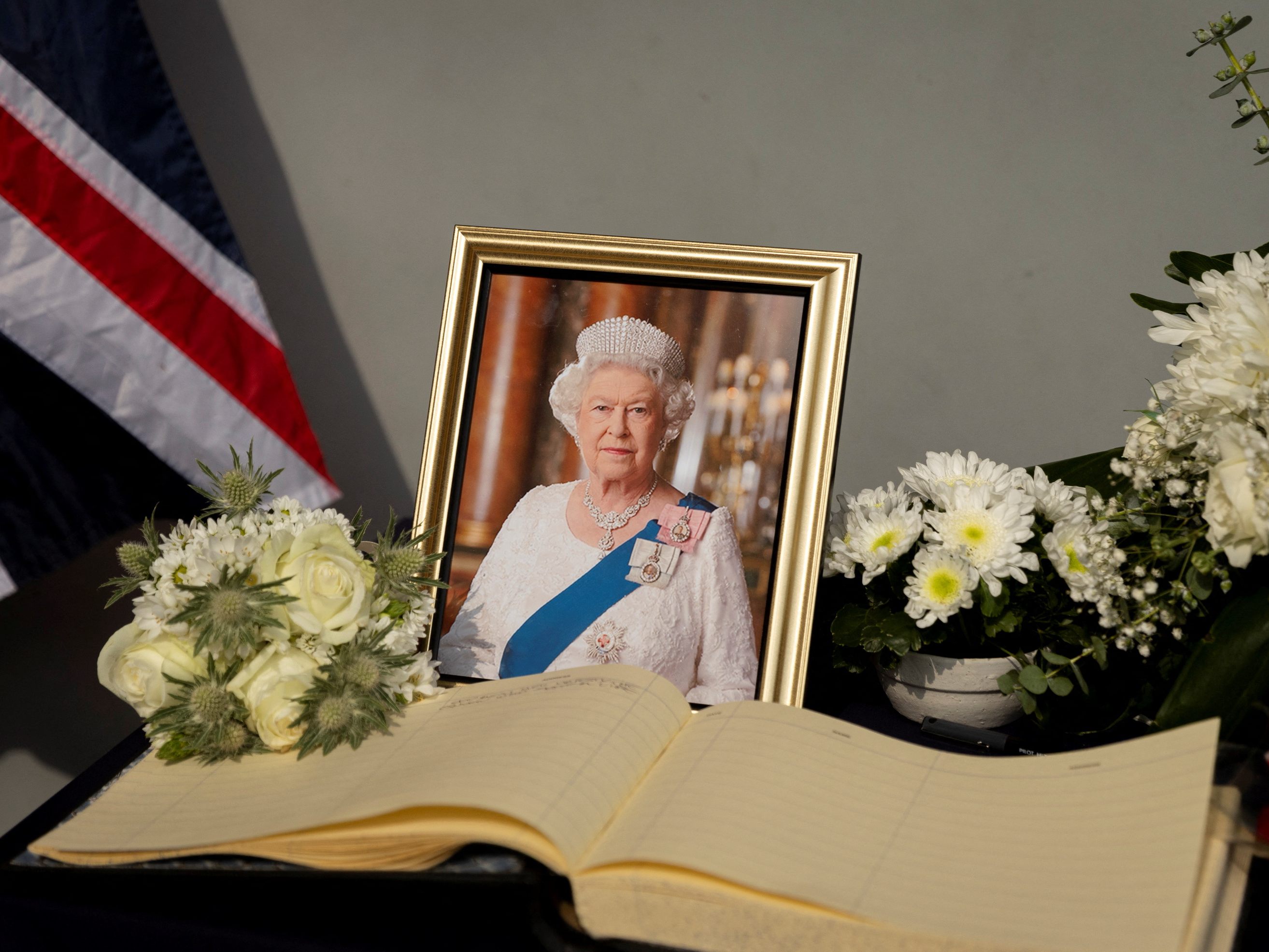 Nach dem Tod der Queen hat der Palast ein Online-Kondolenzbuch bereitgestellt. Nach dem Tod der Queen hat der Palast ein Online-Kondolenzbuch bereitgestellt.