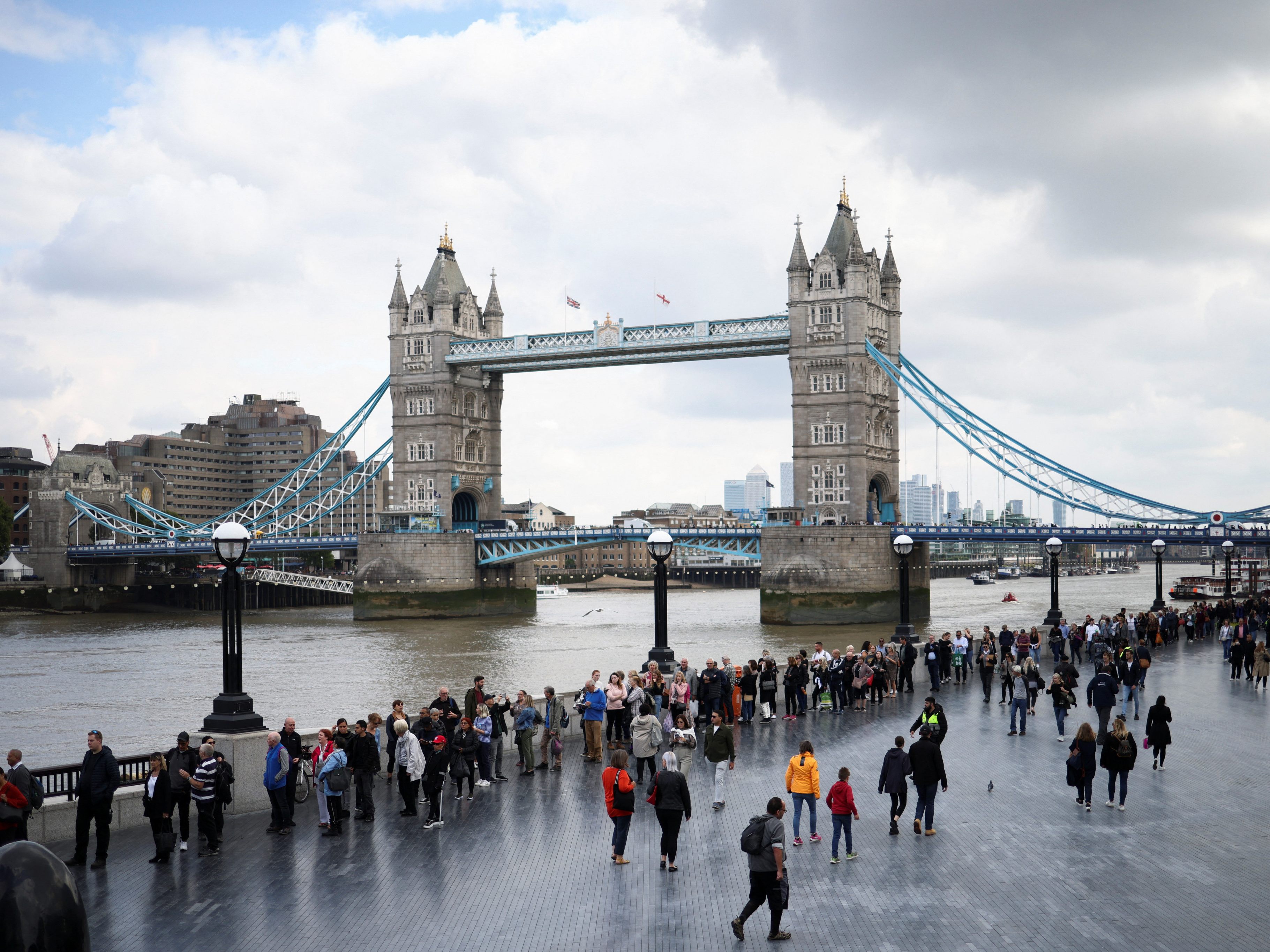 Bis zur Tower Bridge stehen die Menschen an, um von der Queen Abschied zu nehmen.