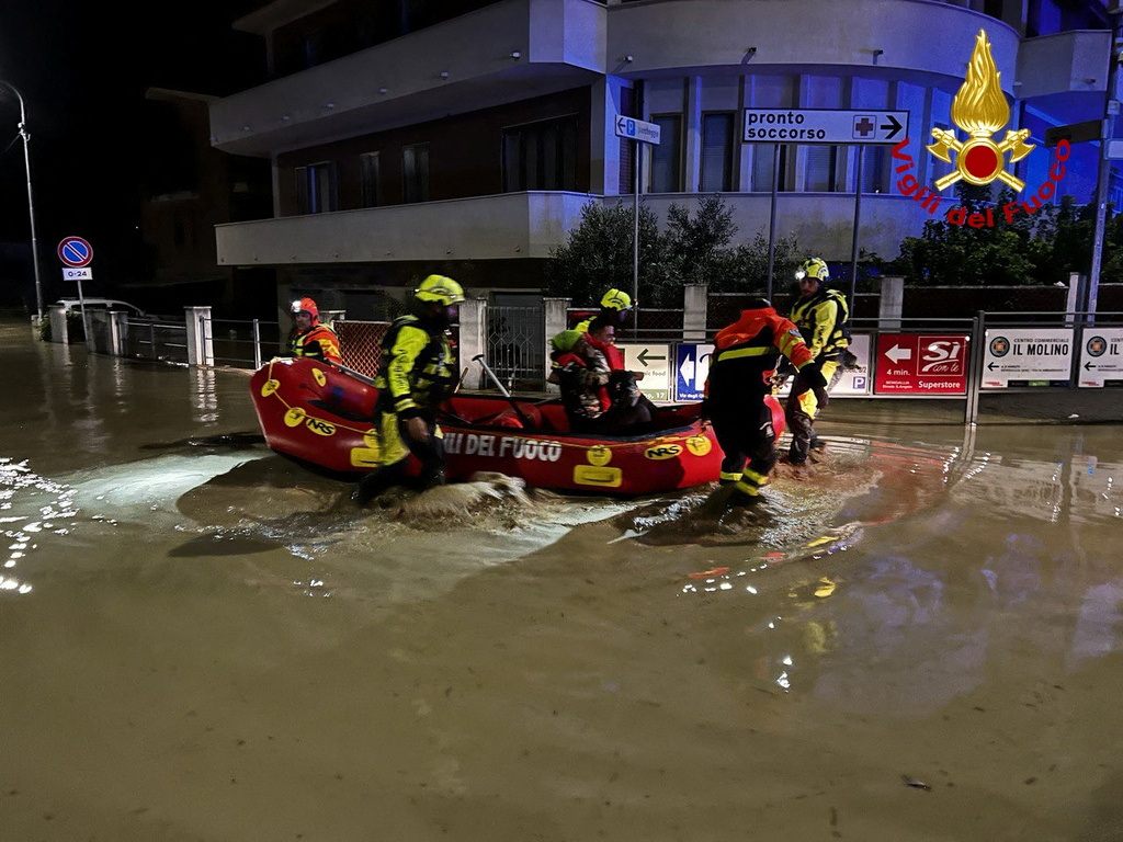 Heftiger Regen und Überschwemmungen: Mindestens sechs Tote in Italien. Heftiger Regen und Überschwemmungen: Mindestens sechs Tote in Italien.