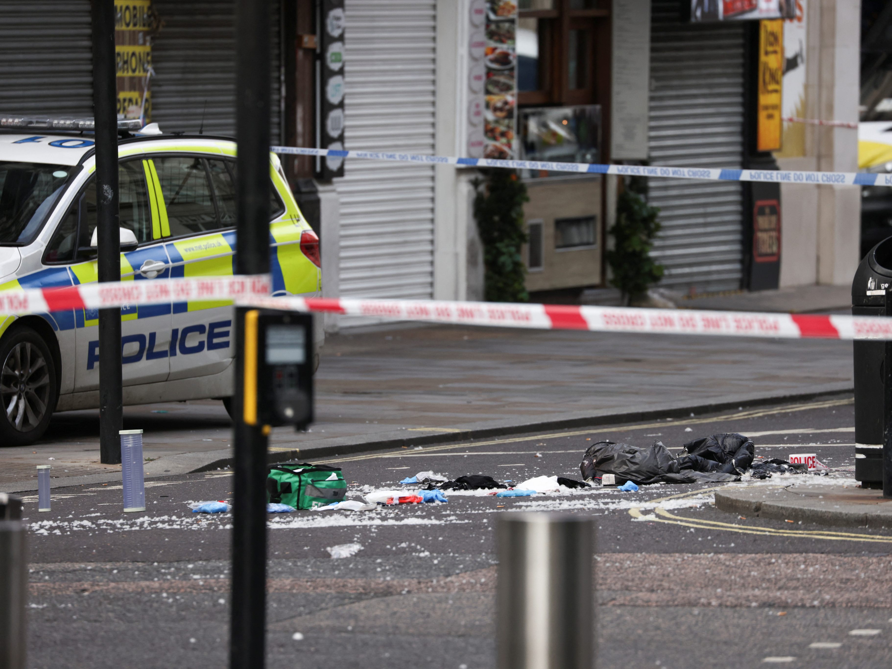 Zwei Polizisten in London mit Stichen verletzt. Zwei Polizisten in London mit Stichen verletzt.