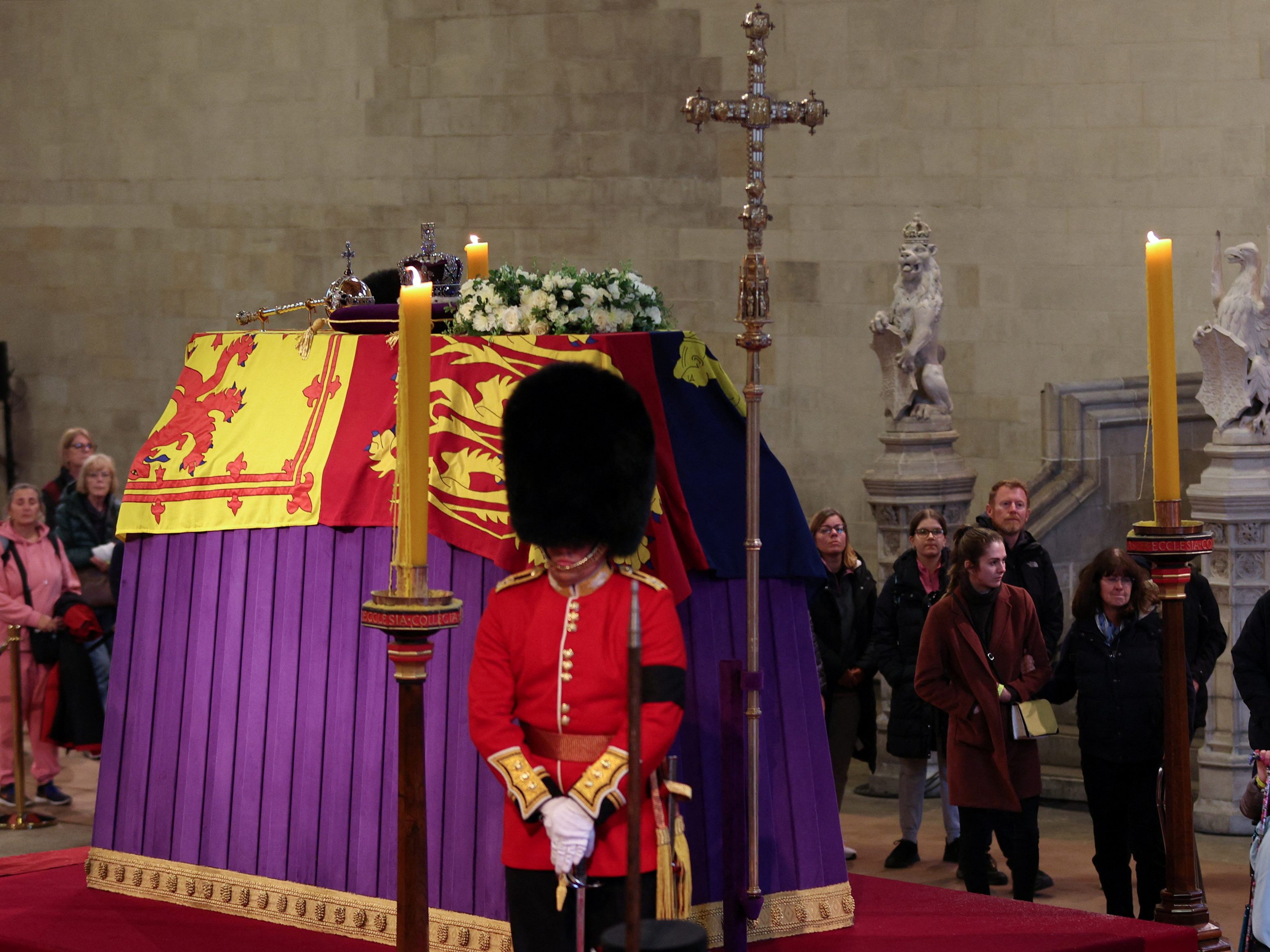 Am Montag, dem 19. September 2022, wird die verstorbene Königin Elizabeth II. bei einem Staatsbegräbnis in London bestattet. Am Montag, dem 19. September 2022, wird die verstorbene Königin Elizabeth II. bei einem Staatsbegräbnis in London bestattet.