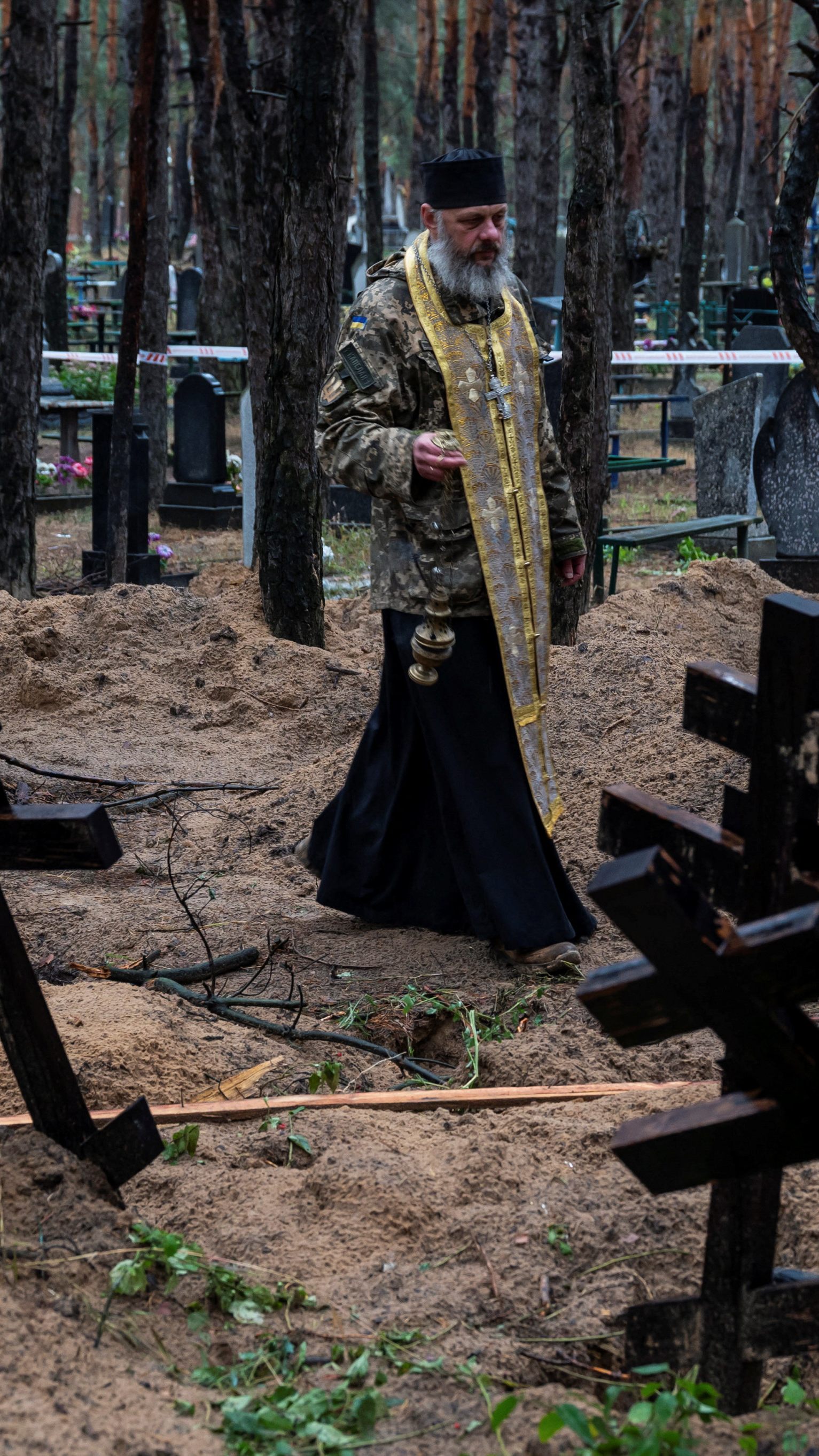 Wieder wurden in der Ukraine Massengräber entdeckt.