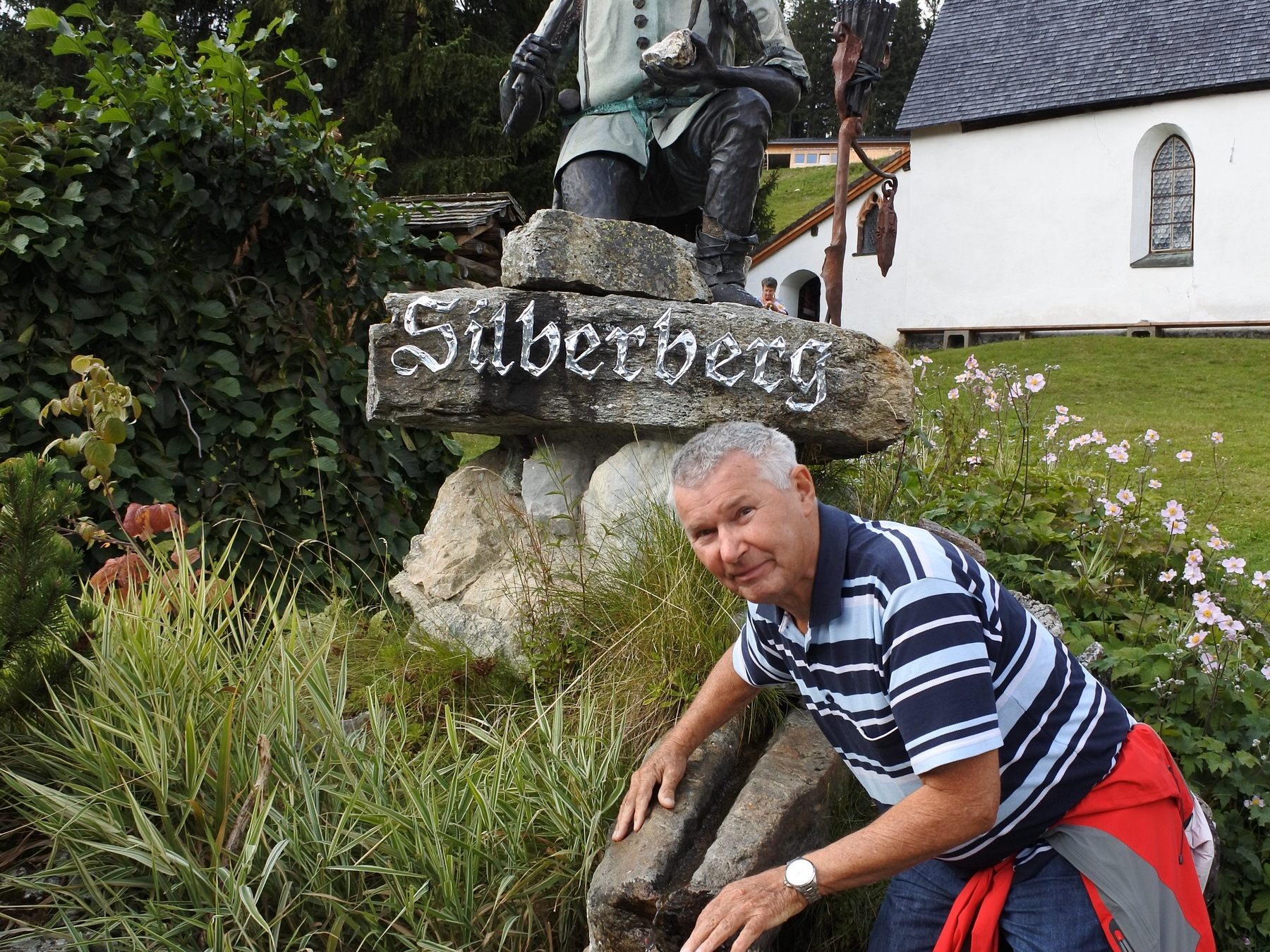 Klaus wäscht sich den Silberstaub ab