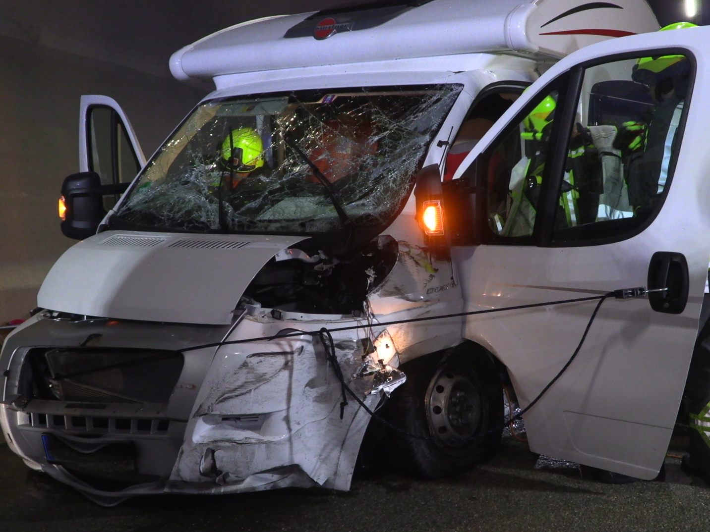 Der Fahrzeug-Lenker musste verletzt ins Landeskrankenhaus Bregenz gebracht werden. Am Wohnmobil entstand Totalschaden.