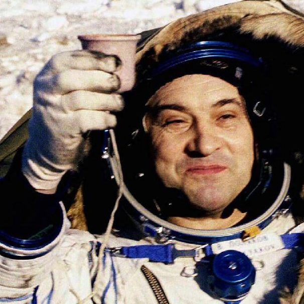 437 Tage verbrachte der Kosmonaut im All.