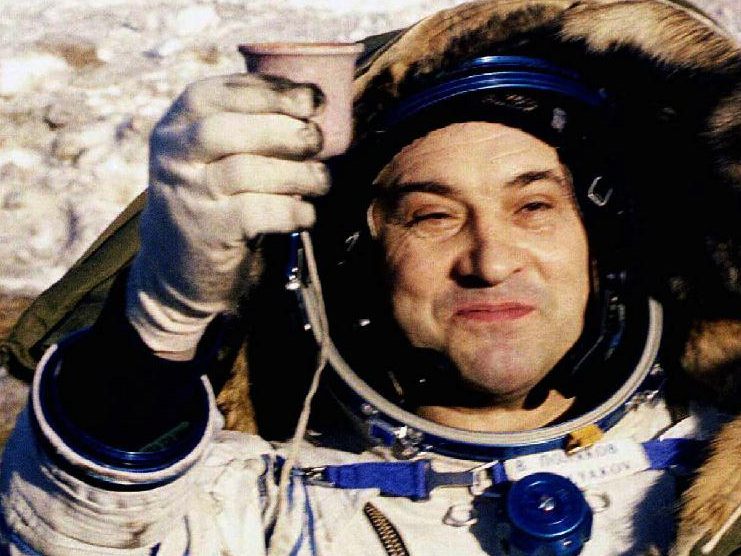 437 Tage verbrachte der Kosmonaut im All. 437 Tage verbrachte der Kosmonaut im All.