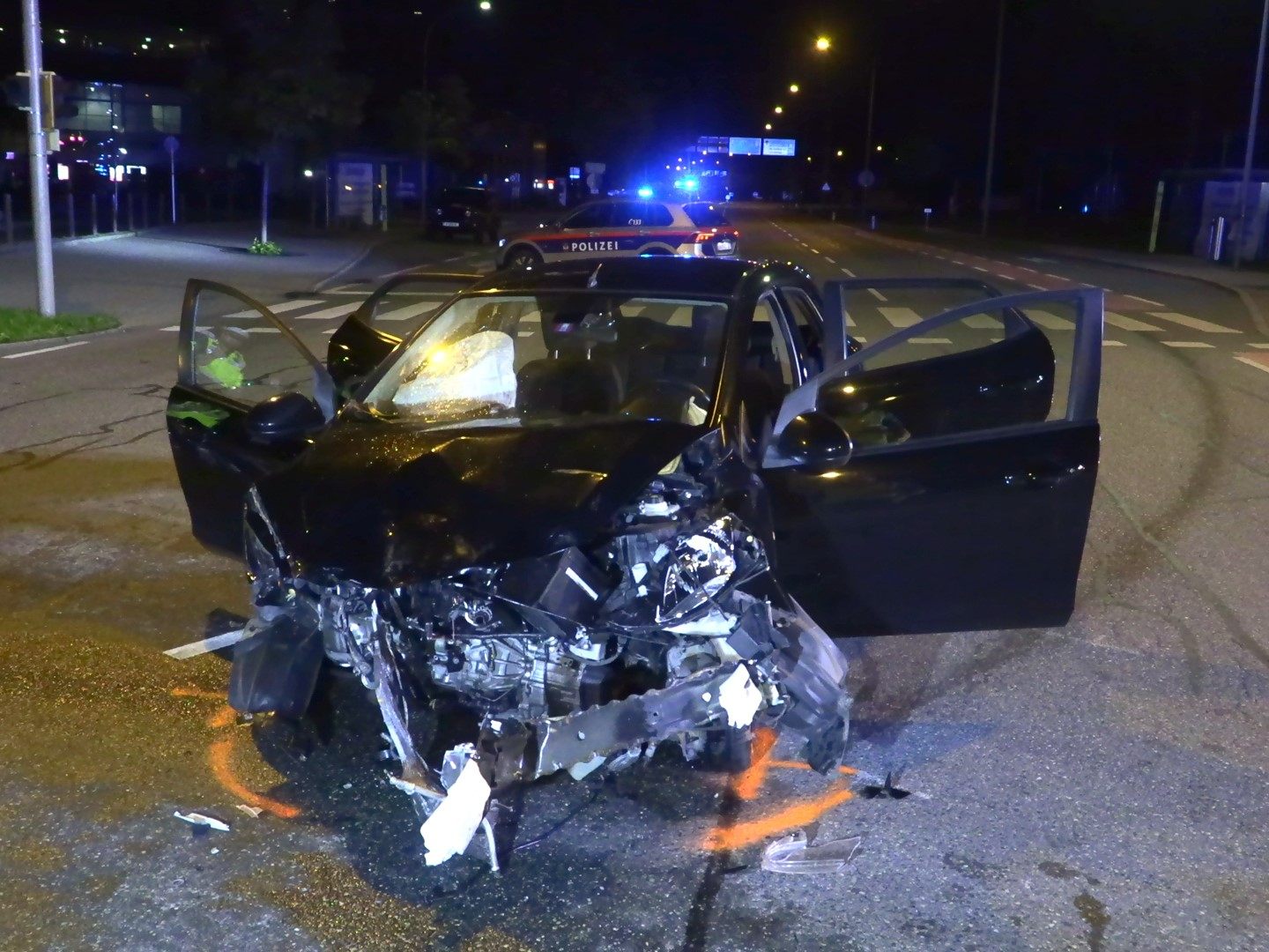 An den Fahrzeugen entstand Totalschaden. An den Fahrzeugen entstand Totalschaden.