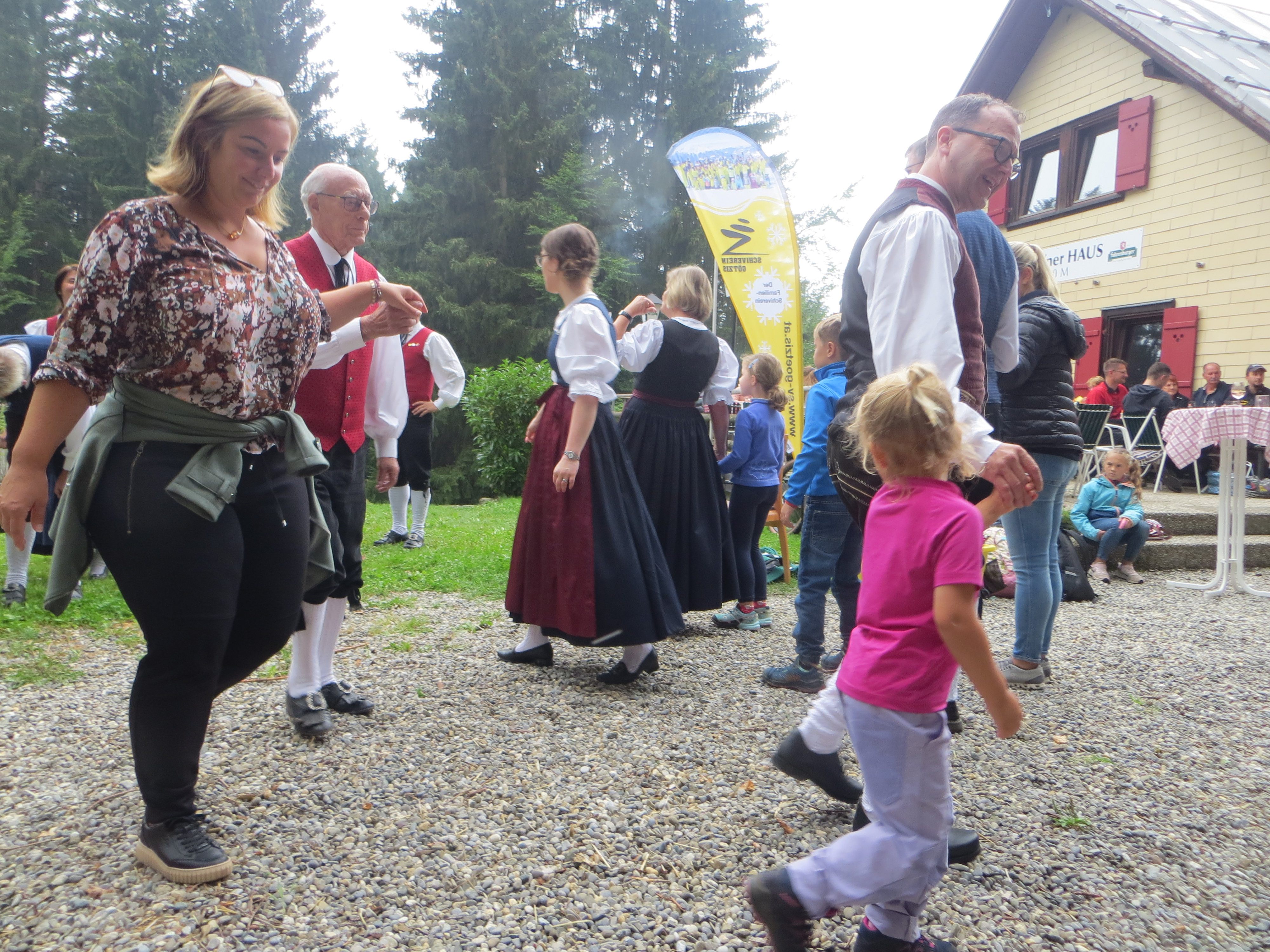 Der Jagdbogenverein Meiningen und die Trachtengruppe Rankweil sorgten beim 40. Jubiläum des SV Götzis für ganz besondere Höhepunkte. Der Jagdbogenverein Meiningen und die Trachtengruppe Rankweil sorgten beim 40. Jubiläum des SV Götzis für ganz besondere Höhepunkte.