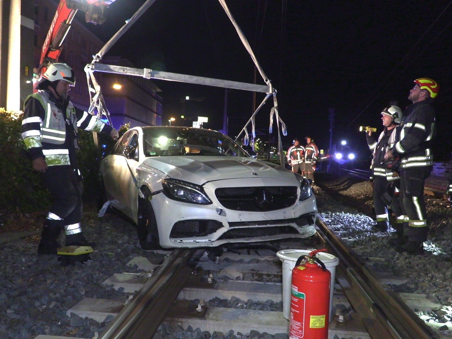 Der Pkw musste mit großem aufwand vom Bahngleis geborgen werden.