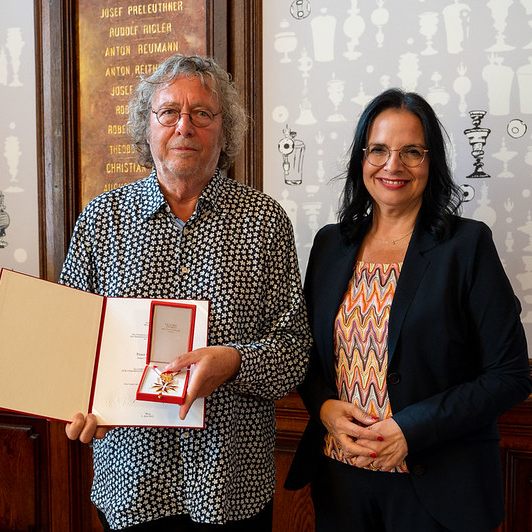 Peter Cornelius wurde mit dem Goldenen Ehrenzeichen ausgezeichnet.