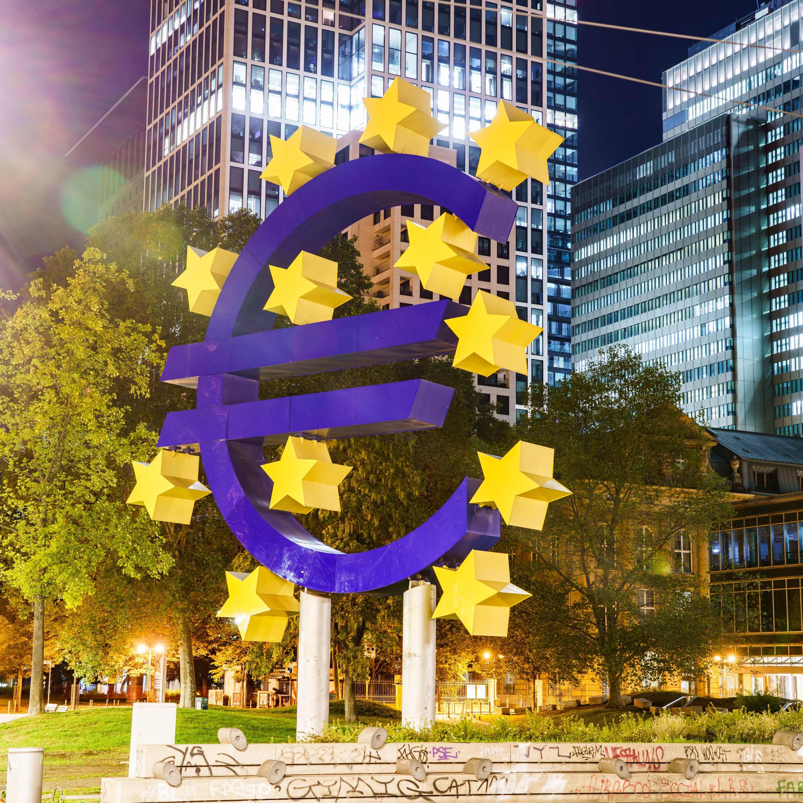 Der Euro verlor im Vergleich zum Dollar weiter an Wert uns sank auf einen 20-jährigen Tiefstand.