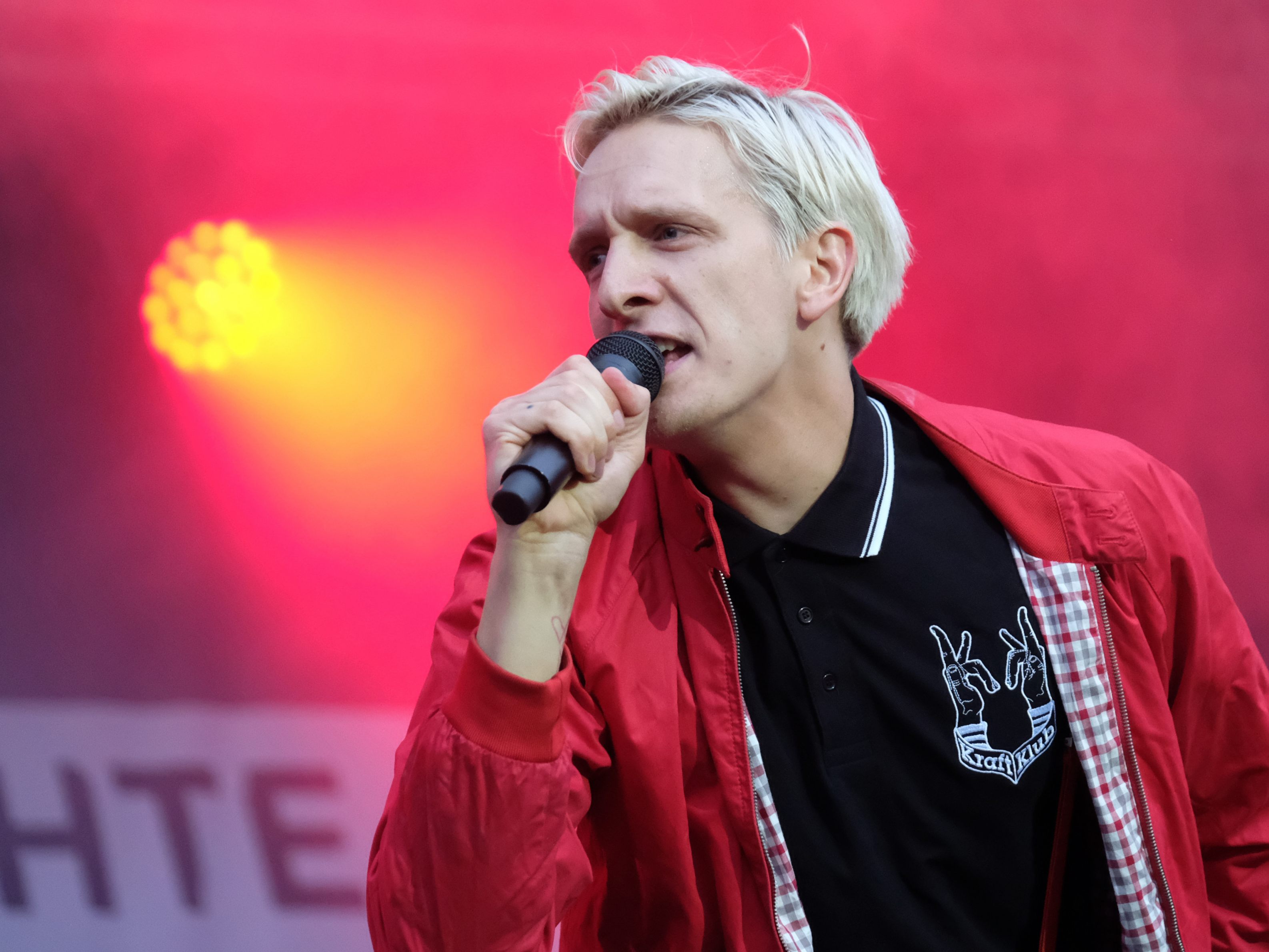 Die Band Kraftklub gab am Augsburger Bahnhof spontan ein Konzert.