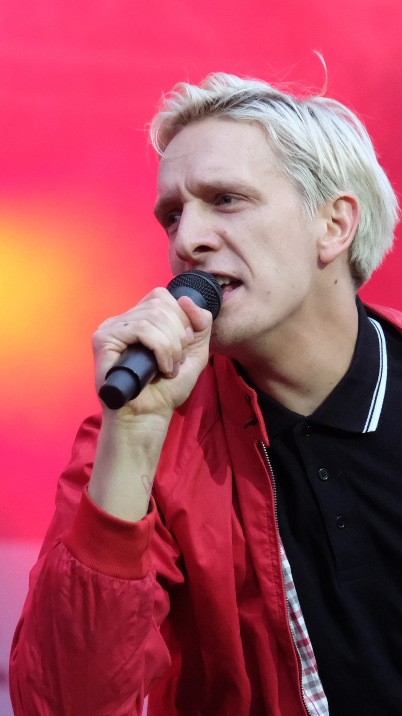 Die Band Kraftklub gab am Augsburger Bahnhof spontan ein Konzert.