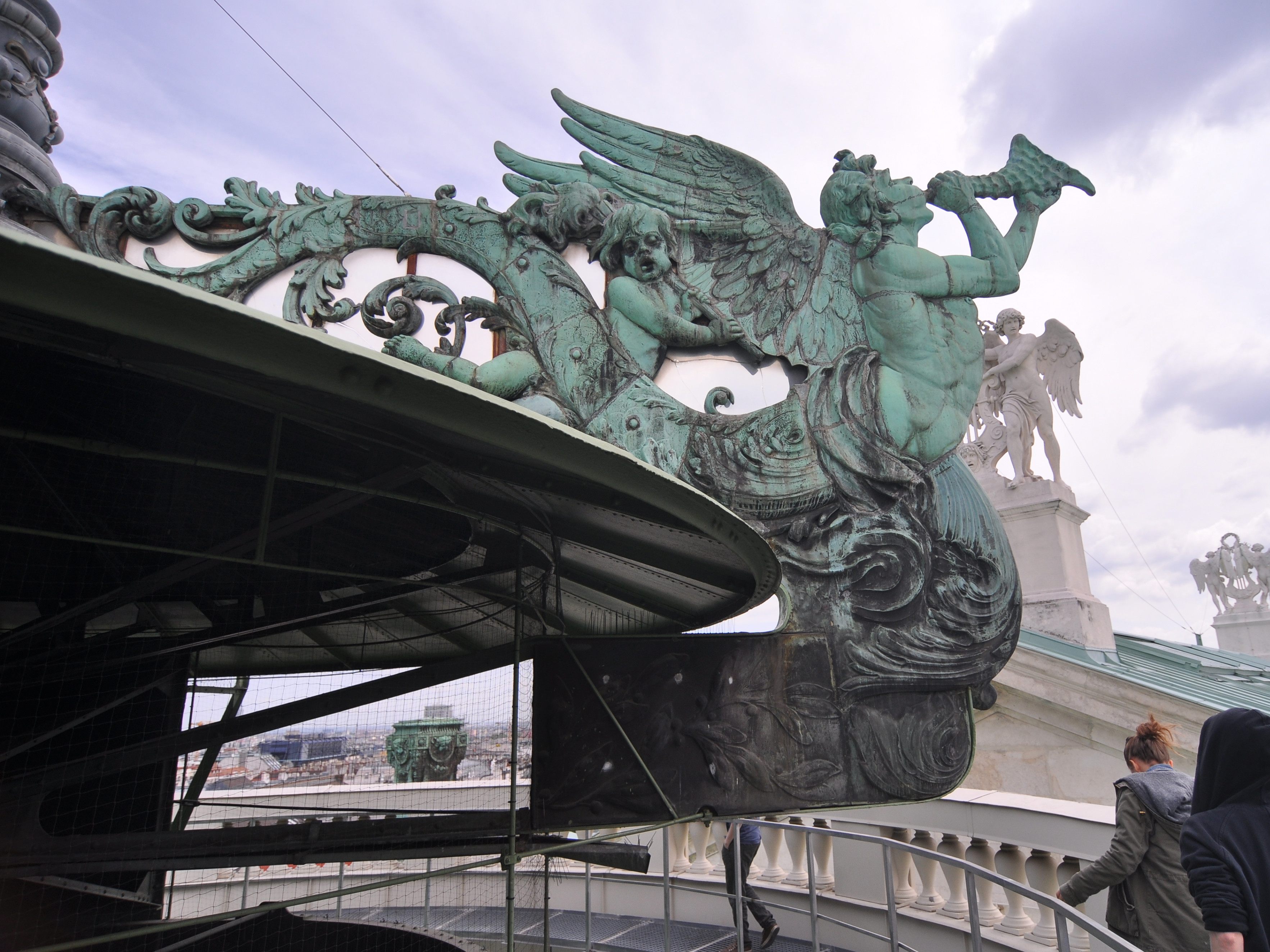 Mit Luftbrunnen und Blaseengel wurde das Wiener Burgtheater einst effizient gekühlt. Mit Luftbrunnen und Blaseengel wurde das Wiener Burgtheater einst effizient gekühlt.