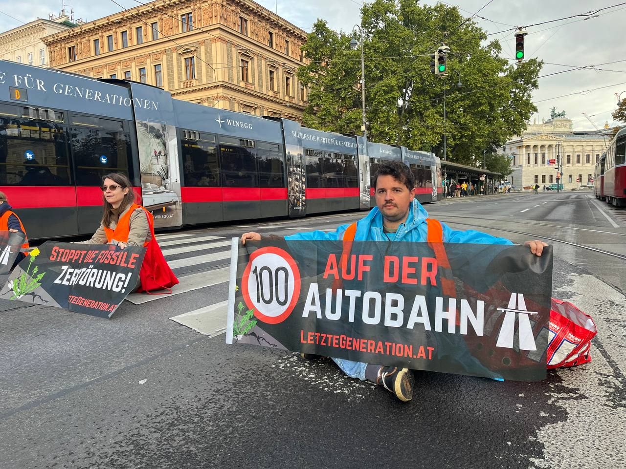 Erneut blockierten Klimaschützer am Montag die Wiener Ringstraße. Erneut blockierten Klimaschützer am Montag die Wiener Ringstraße.