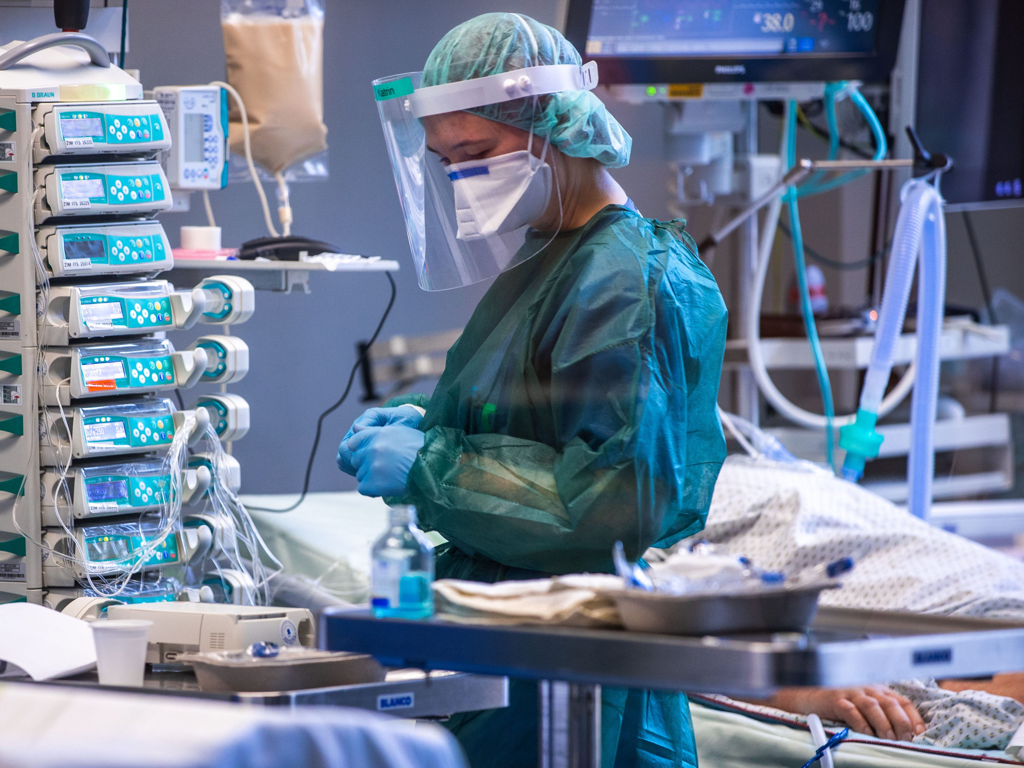 Erstmals seit acht Wochen werden unter 1.000 Corona-Patienten in Krankenhäusern in Österreich behandelt.