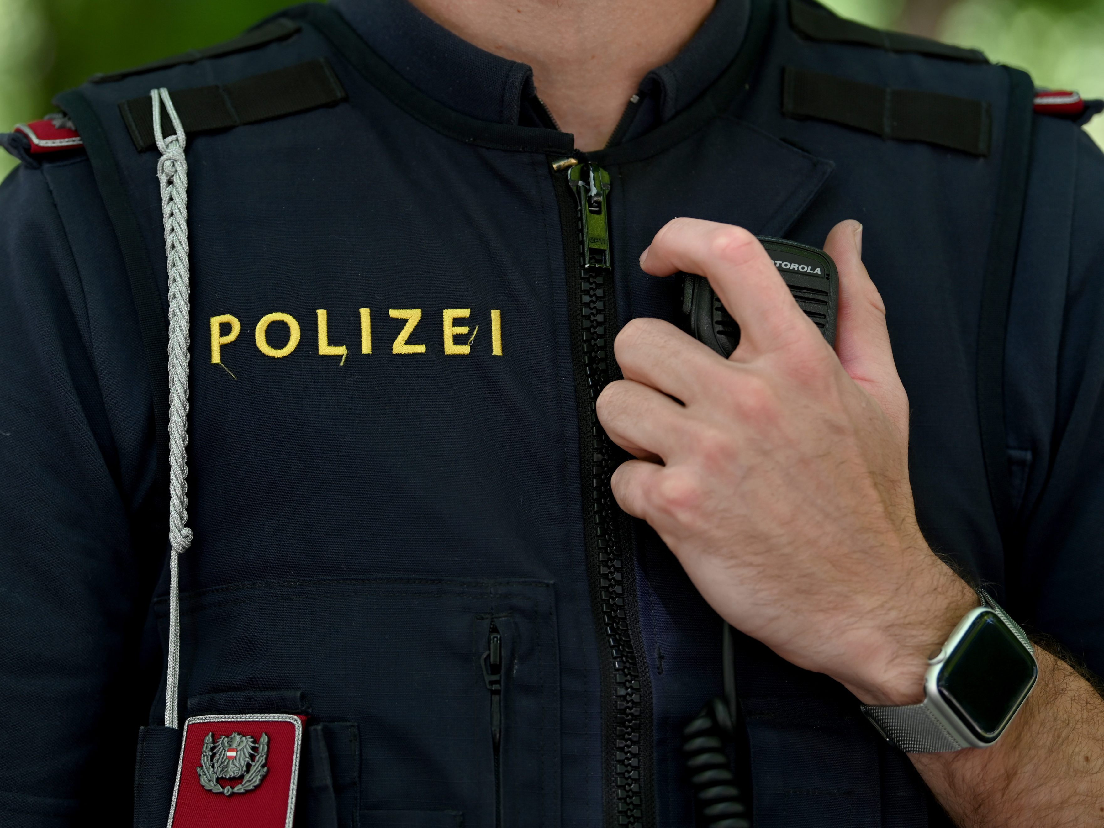 Die Polizei wurde am Dienstag nach Wien-Liesing gerufen, das Bauarbeite eine Granate fanden, die vermutlich aus dem 2. Weltkrieg stammt. Die Polizei wurde am Dienstag nach Wien-Liesing gerufen, das Bauarbeite eine Granate fanden, die vermutlich aus dem 2. Weltkrieg stammt.