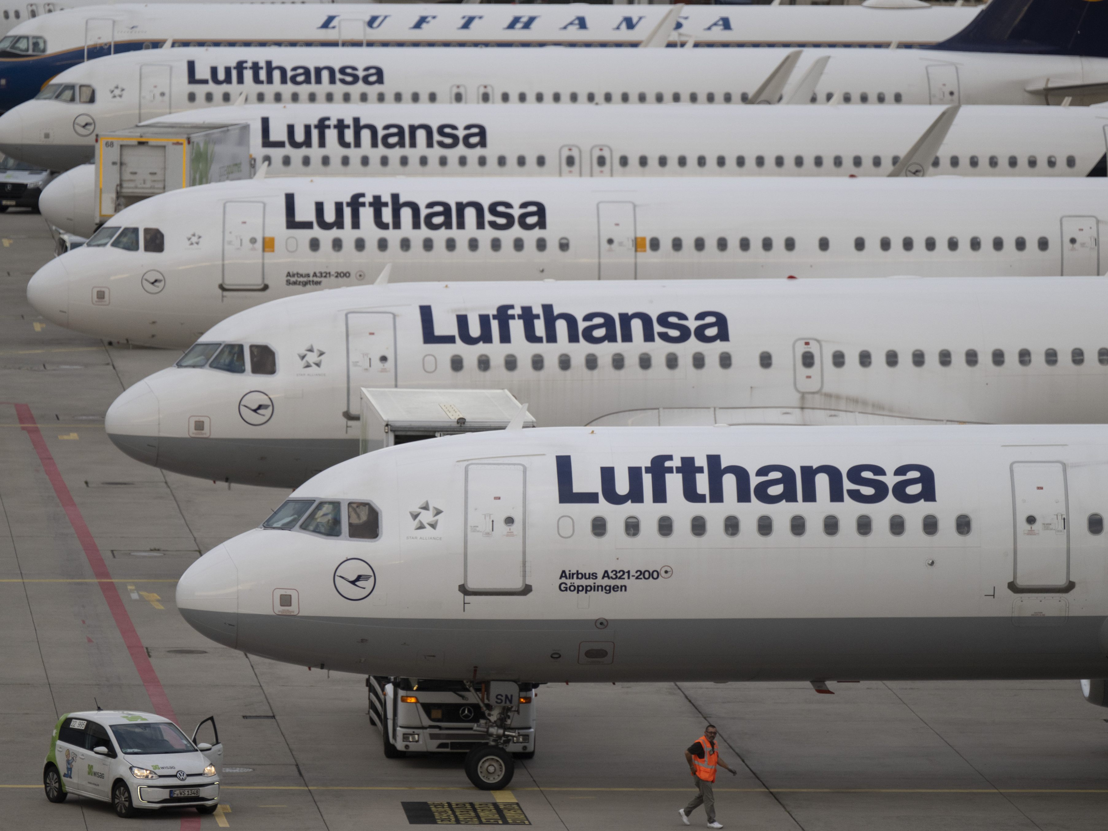 Die Lufthansa-Flieger bleiben am Freitag am Boden. Die Lufthansa-Flieger bleiben am Freitag am Boden.