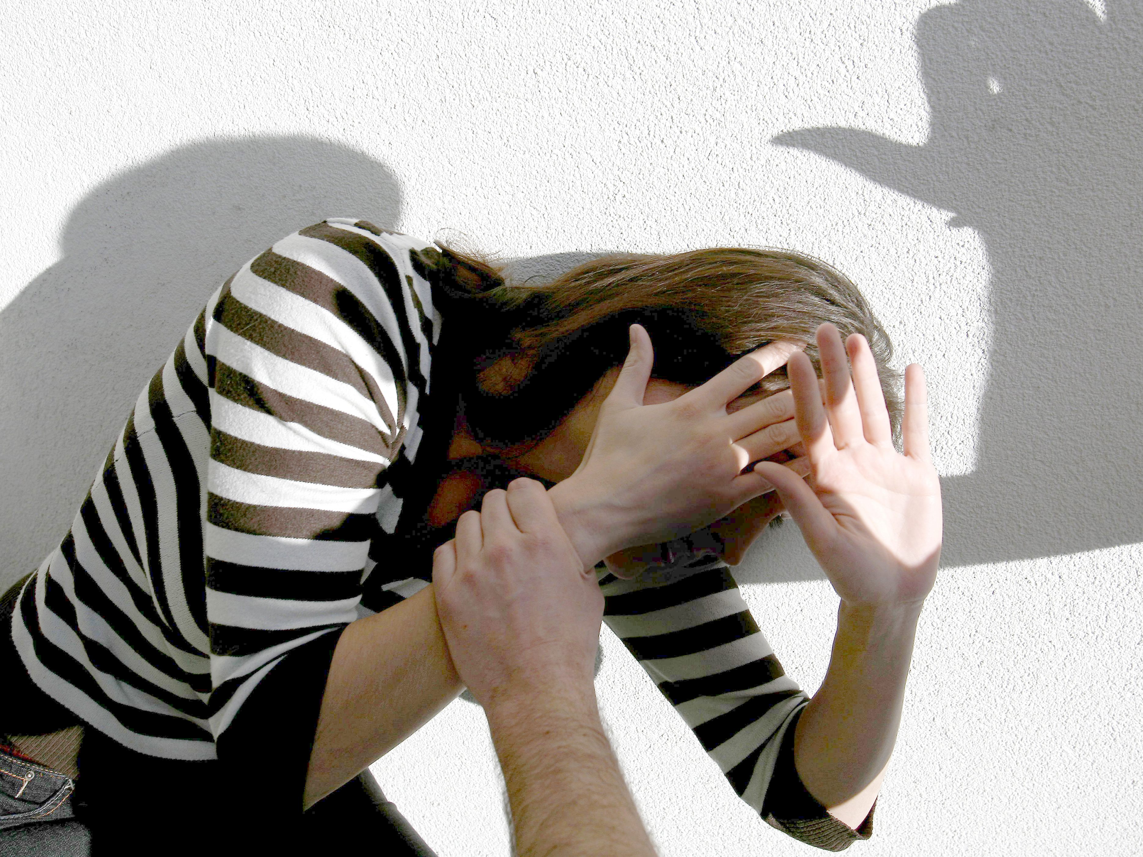 Ein 19-Jähriger soll seine 21-jährige Freundin über längere Zeit hinweg gewürgt und geschlagen haben. Ein 19-Jähriger soll seine 21-jährige Freundin über längere Zeit hinweg gewürgt und geschlagen haben.