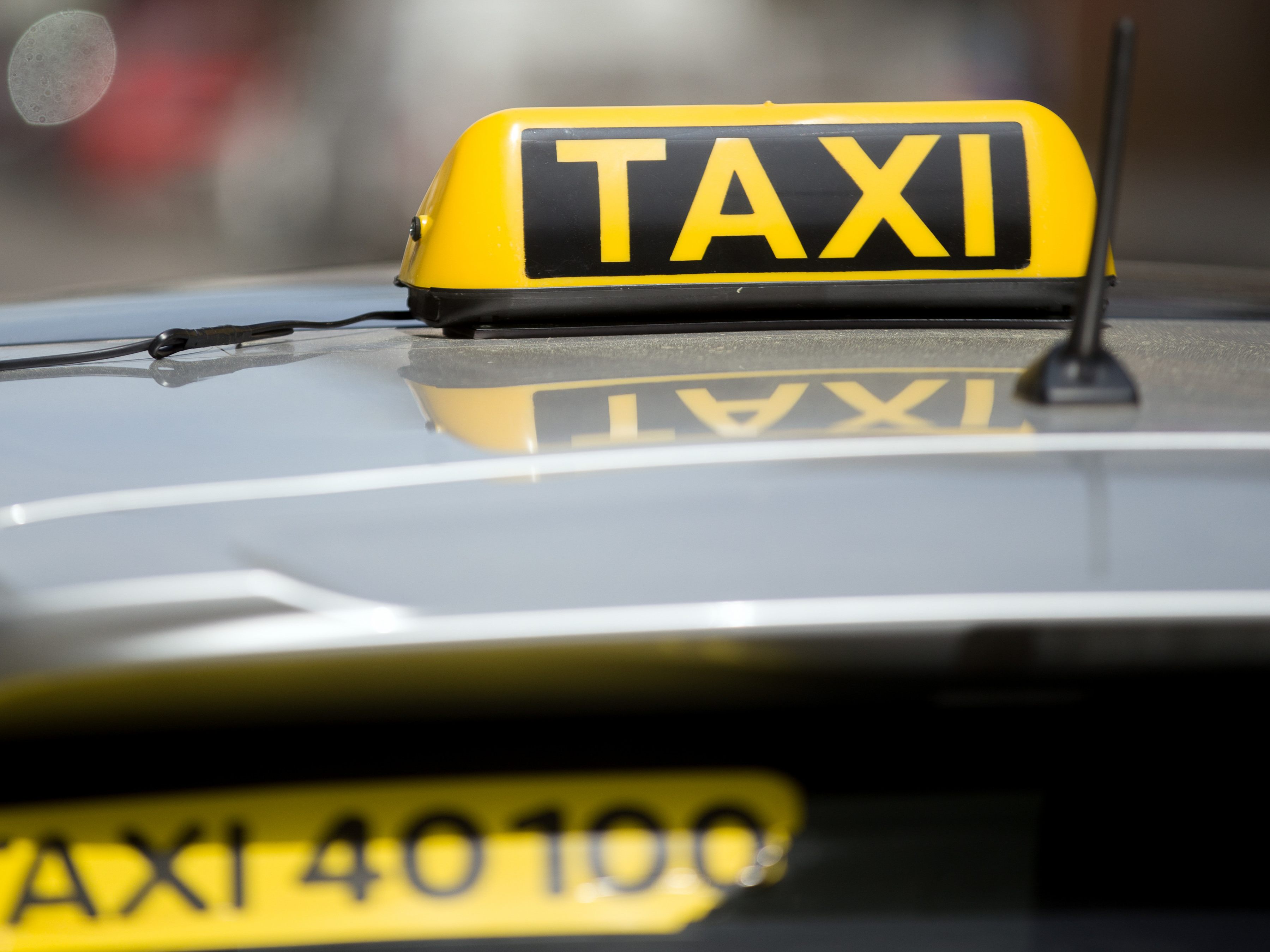 Mittwochnacht krachte ein Taxifahrer in Wien-Meidling in das Auto eines 19-Jährigen. Dabei gab es zwei Verletzte. Mittwochnacht krachte ein Taxifahrer in Wien-Meidling in das Auto eines 19-Jährigen. Dabei gab es zwei Verletzte.