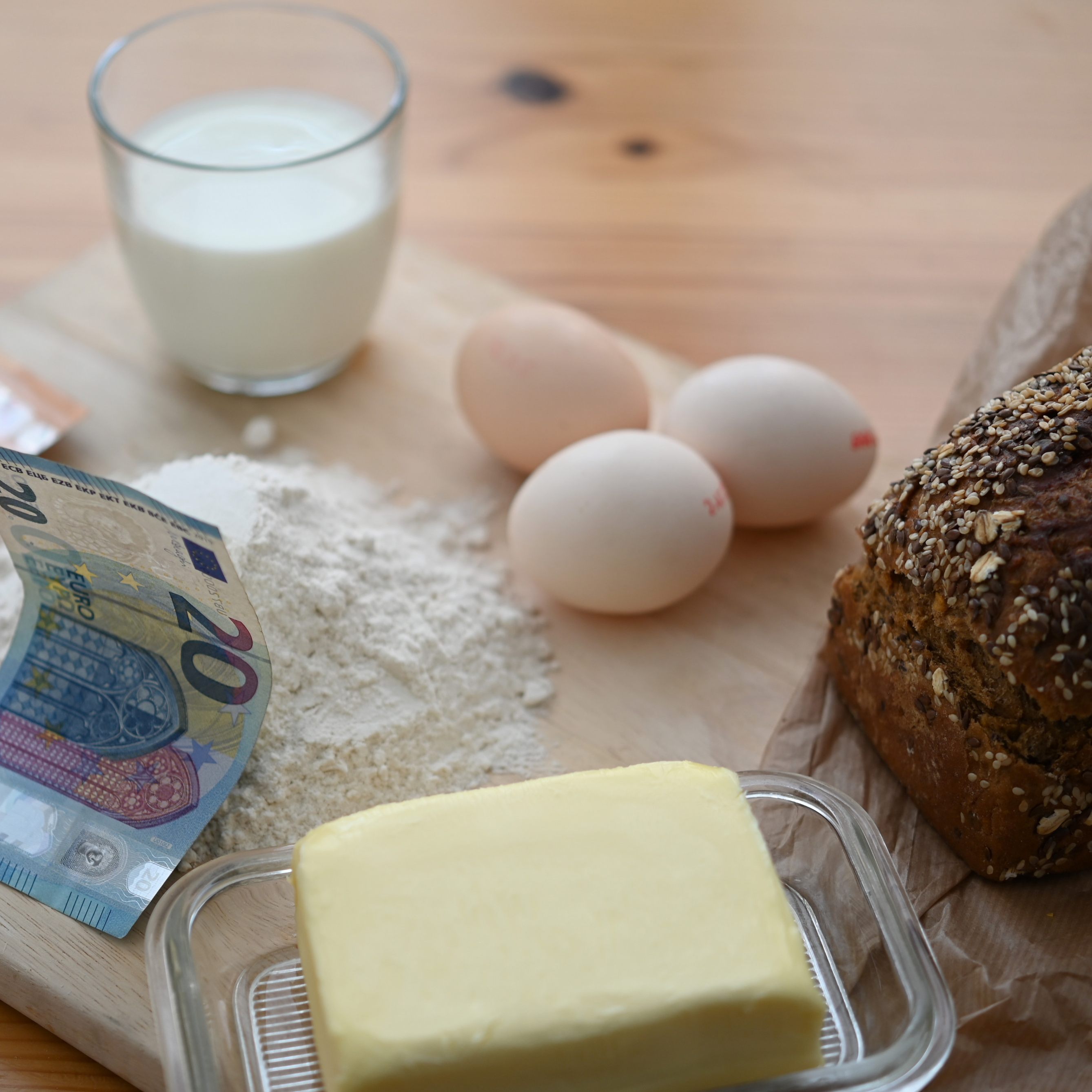 Bei Lebensmitteln wie Butter, Brot und Mehl spürt man die Teuerung derzeit am stärksten.