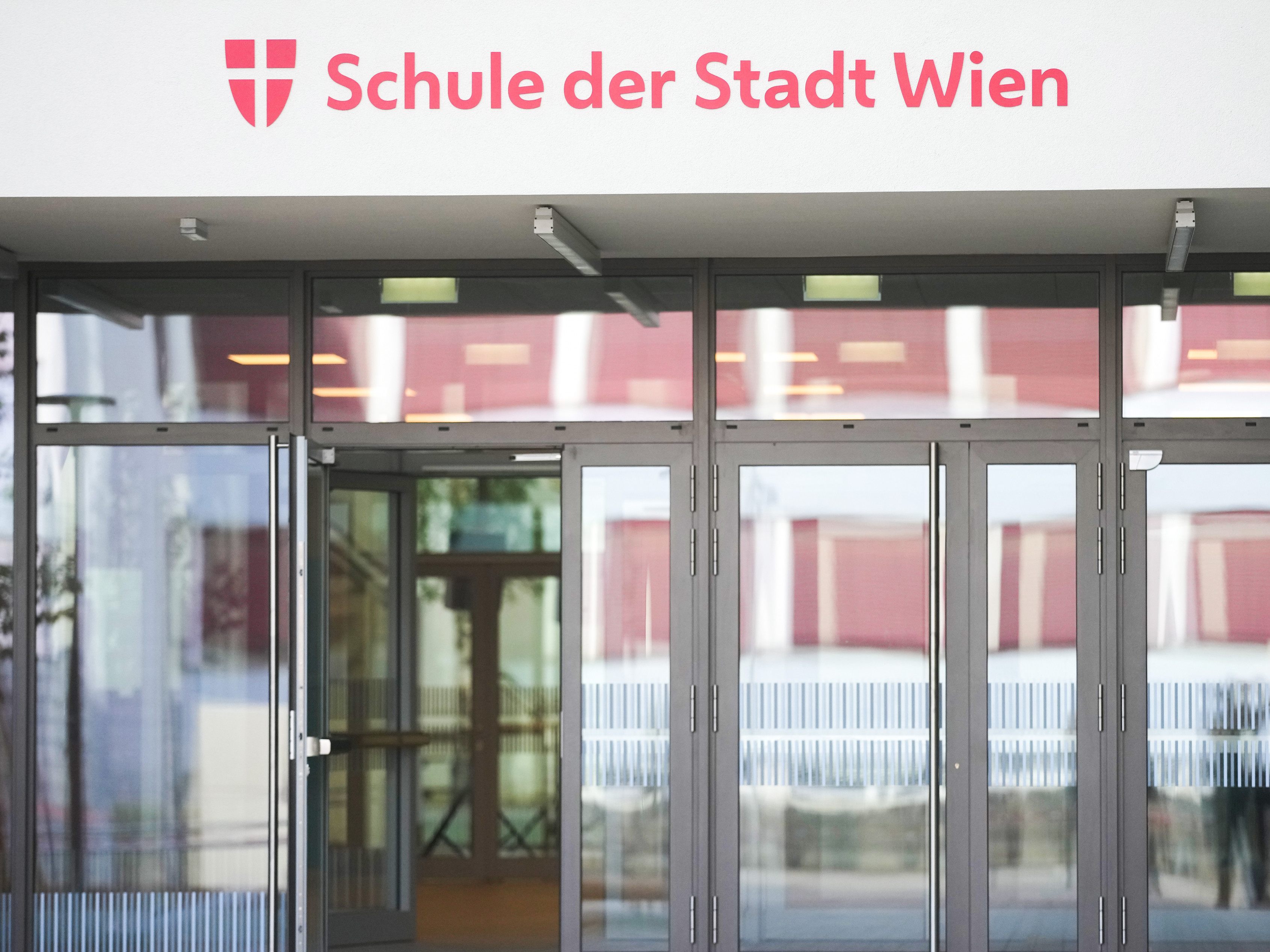 Erste Schulen starten mit Pilotprojekt Wirtschaftsbildung.