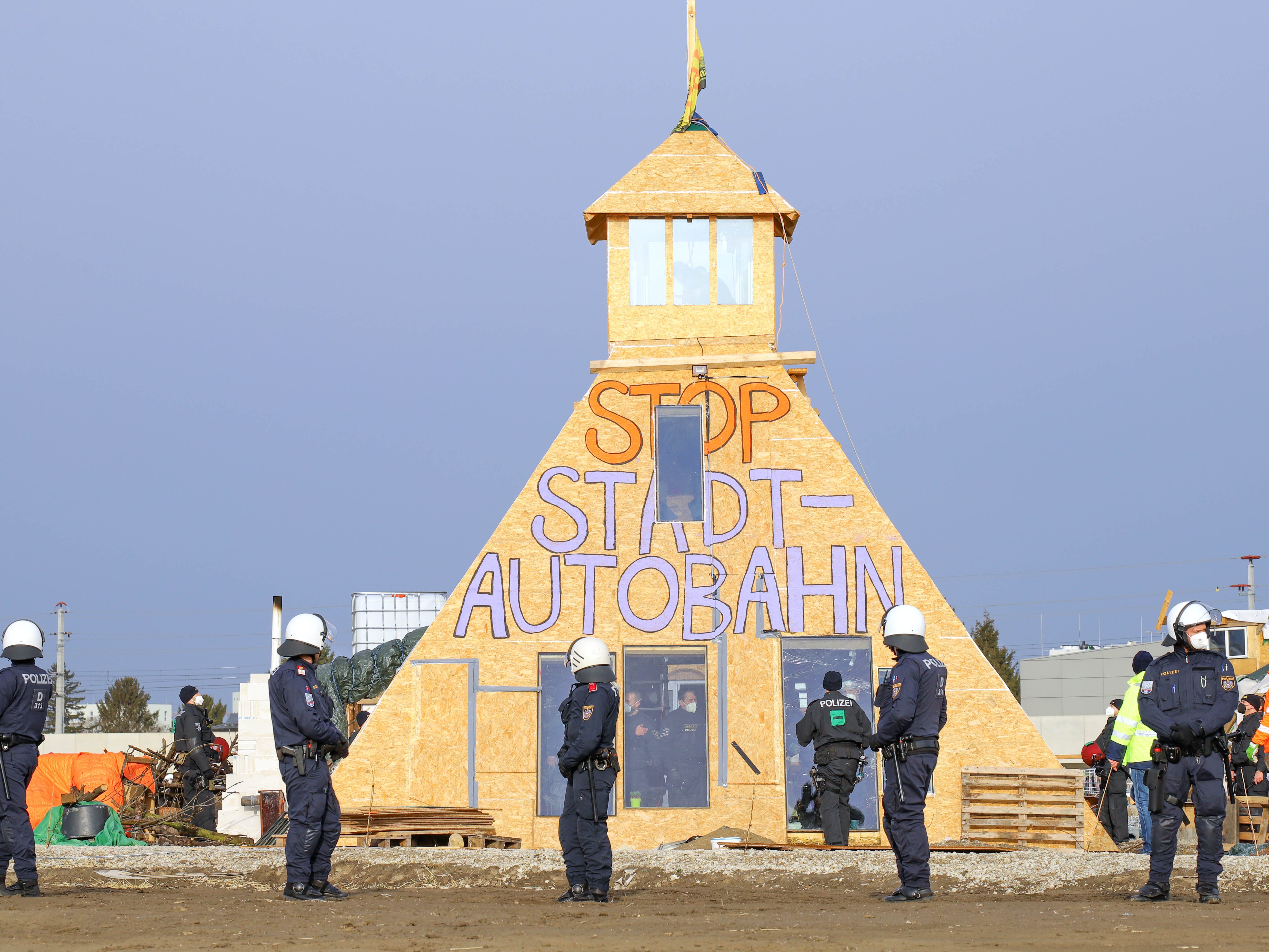 Das Lobau-Protestcamp in Wien-Donaustadt zieht um. Das Lobau-Protestcamp in Wien-Donaustadt zieht um.