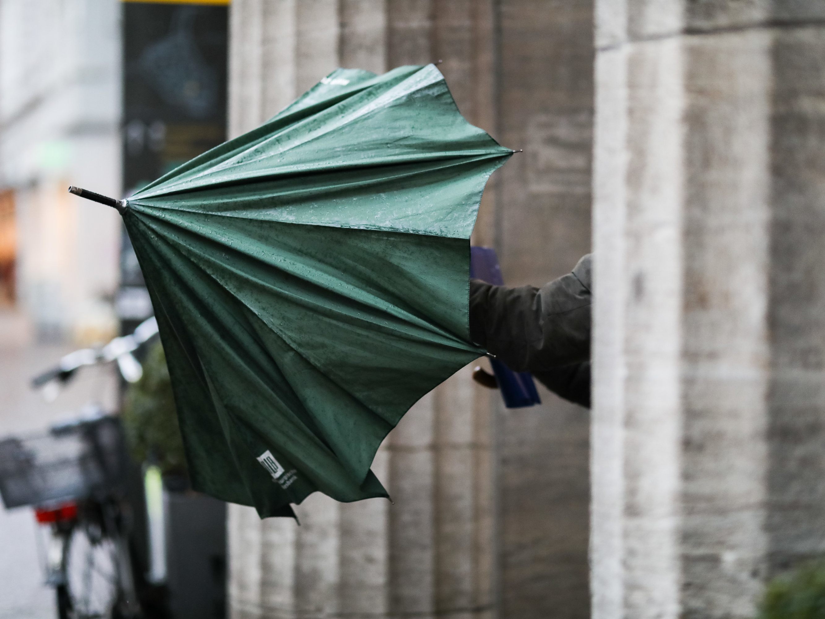 Der Mann schlug unter anderem mit einem Regenschirm auf einen Polizisten ein.