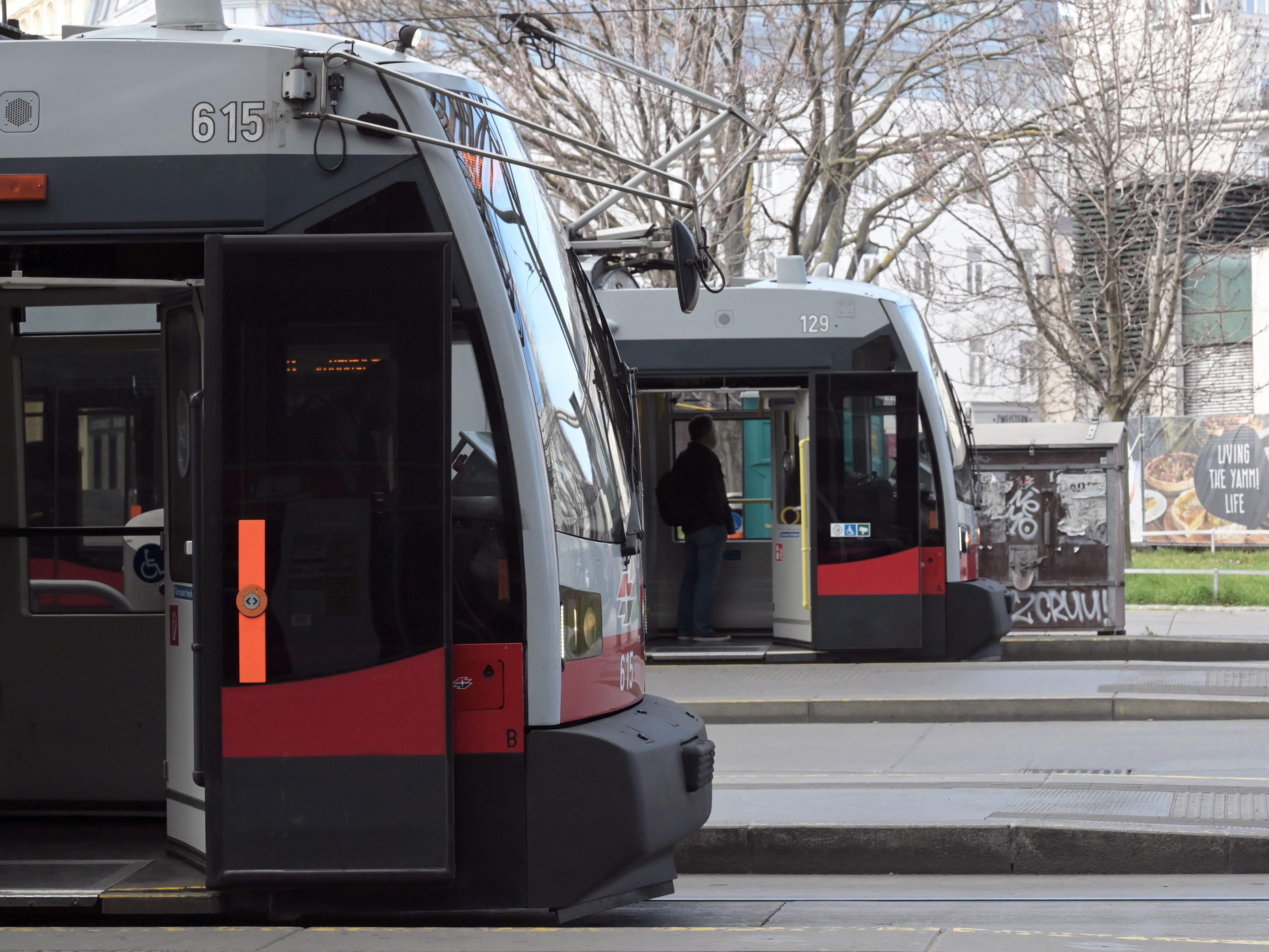 Bei einer Kollision zwischen einem Auto und einer Straßenbahn in Wien-Brigittenau wurde eine 45-Jährige verletzt. Bei einer Kollision zwischen einem Auto und einer Straßenbahn in Wien-Brigittenau wurde eine 45-Jährige verletzt.