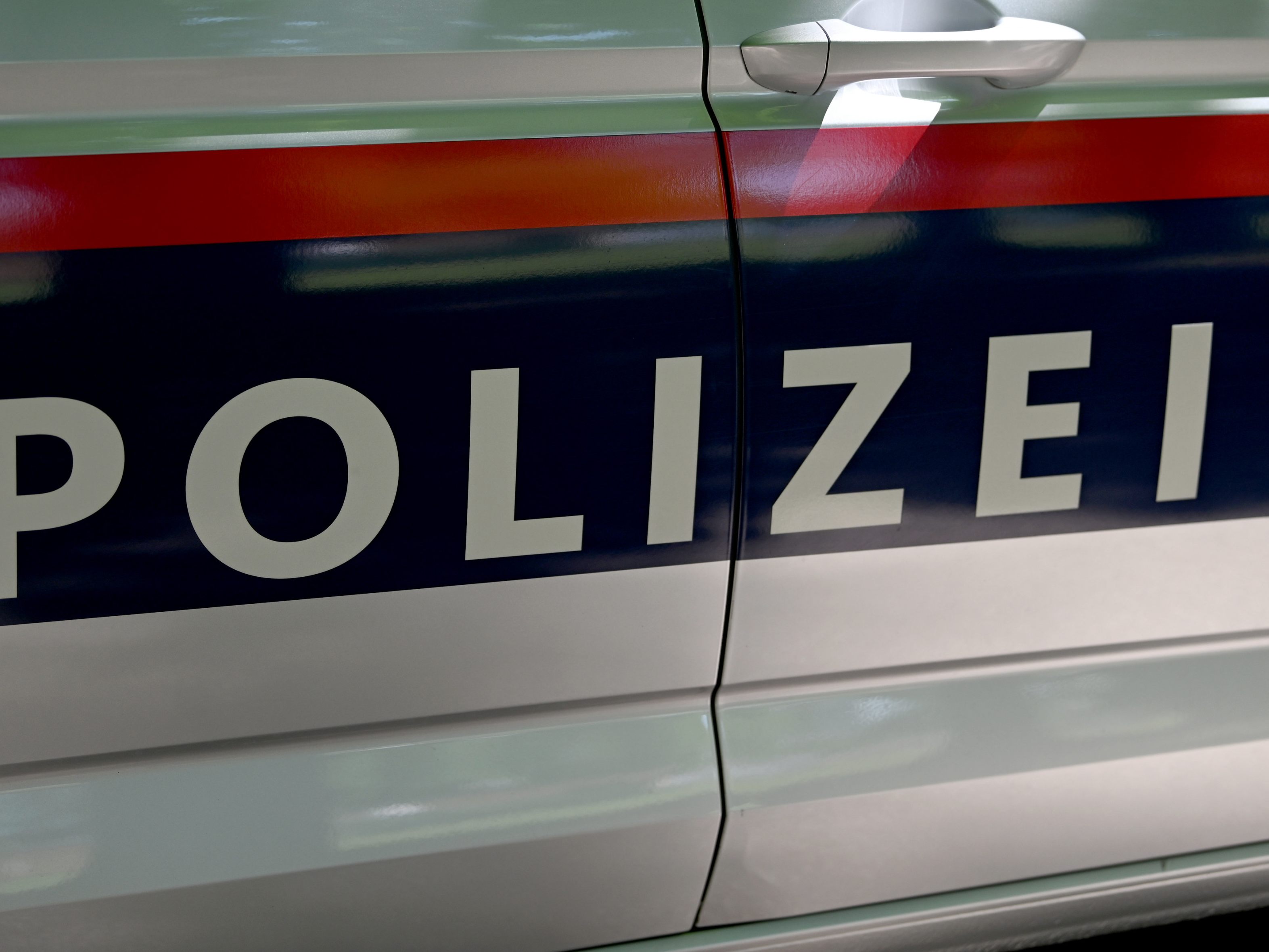 Ein Mann wurde bei einem Raubüberfall in Wien-Simmering mit einer Waffe bedroht und mit einer Eisenstange geschlagen.