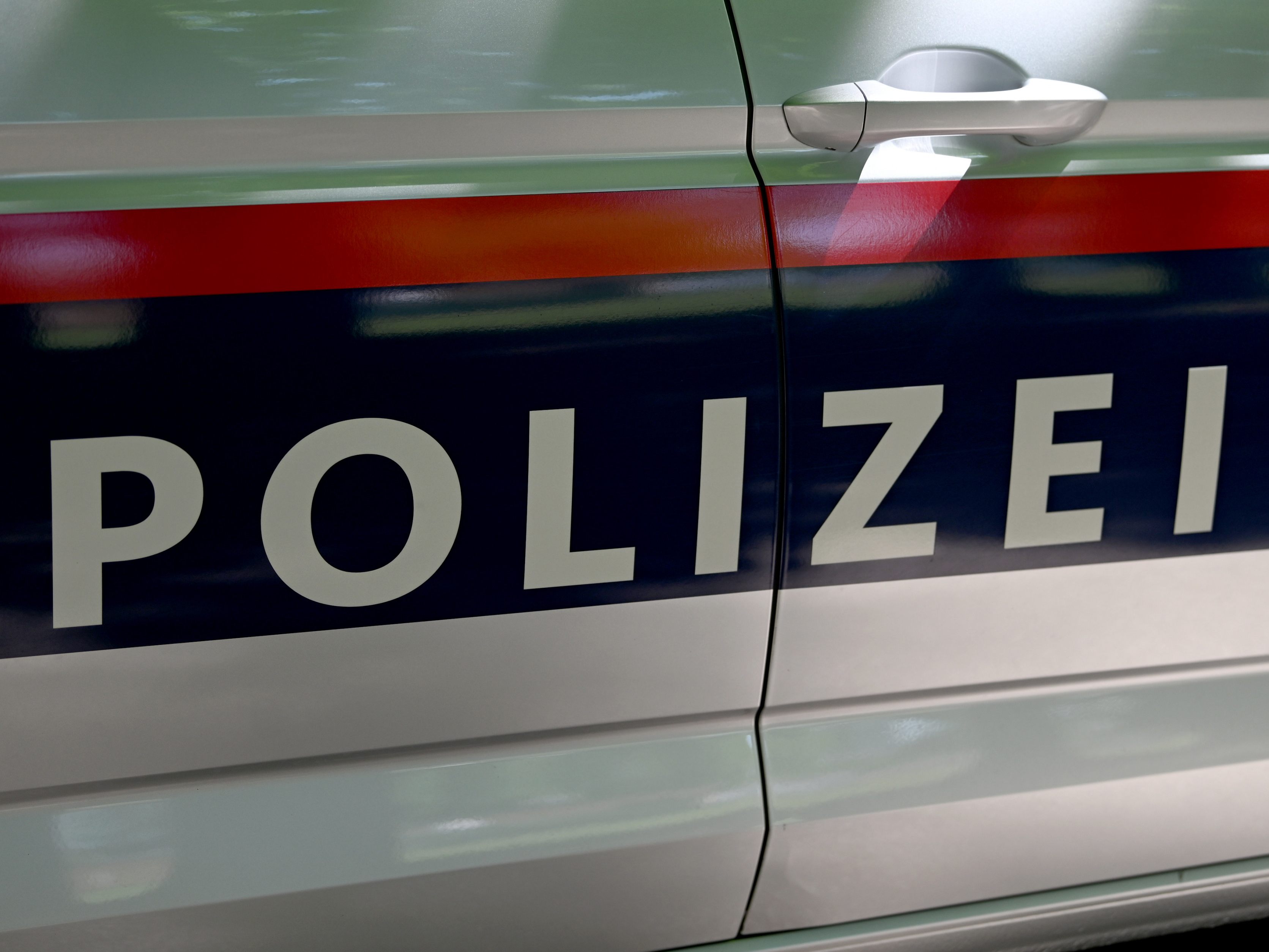Ein Wiener Polizist ist in der Nacht auf Samstag bei einem Einsatz attackiert und verletzt worden. Ein Wiener Polizist ist in der Nacht auf Samstag bei einem Einsatz attackiert und verletzt worden.